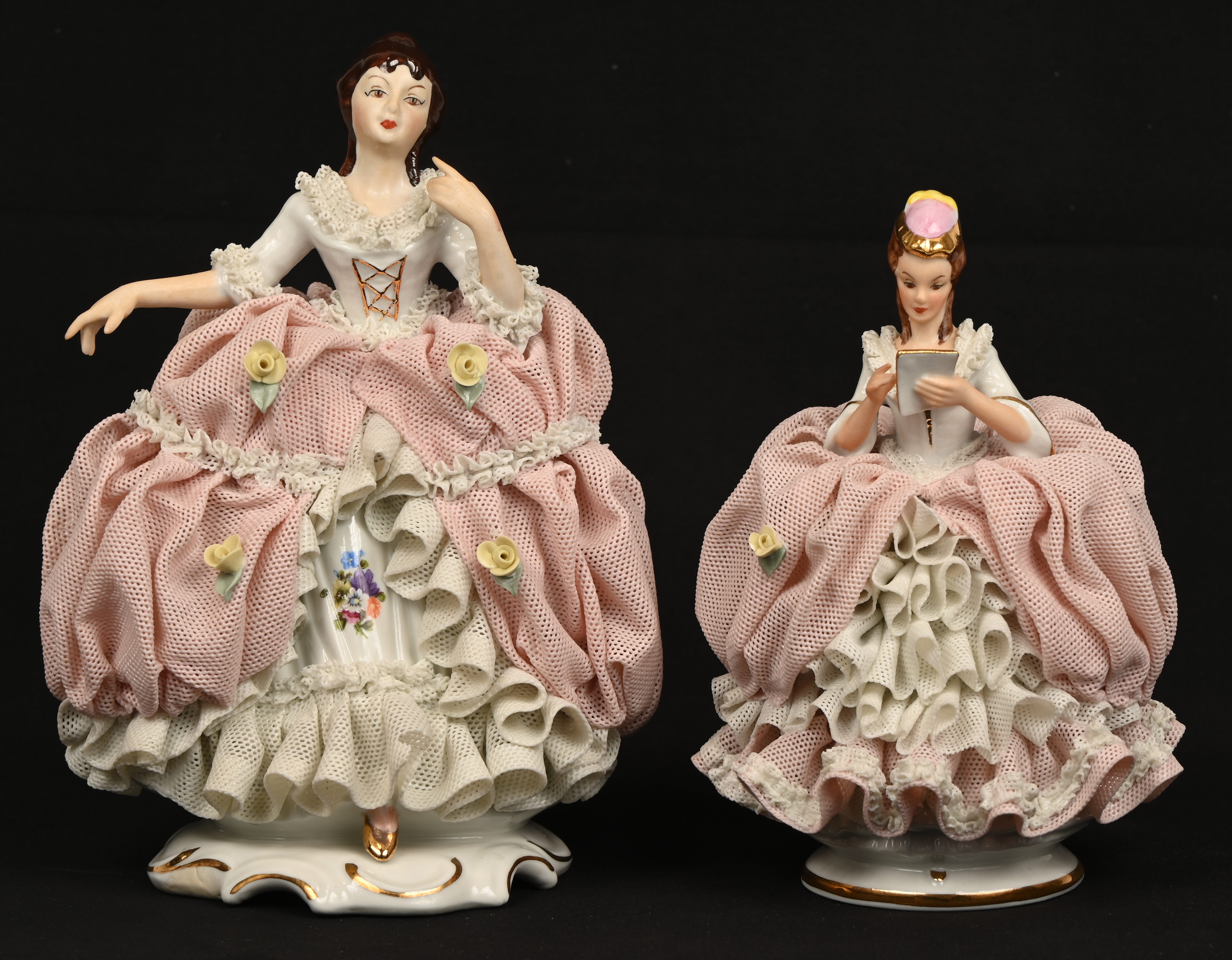 Twee porseleinen beeldjes van dames in kantporseleinen jurk, gemerkt Dresden. Kleine schade aan 1 jurk Twee porseleinen beeldjes van dames in kantporseleinen jurk, gemerkt Dresden. Kleine schade aan 1 jurk.
