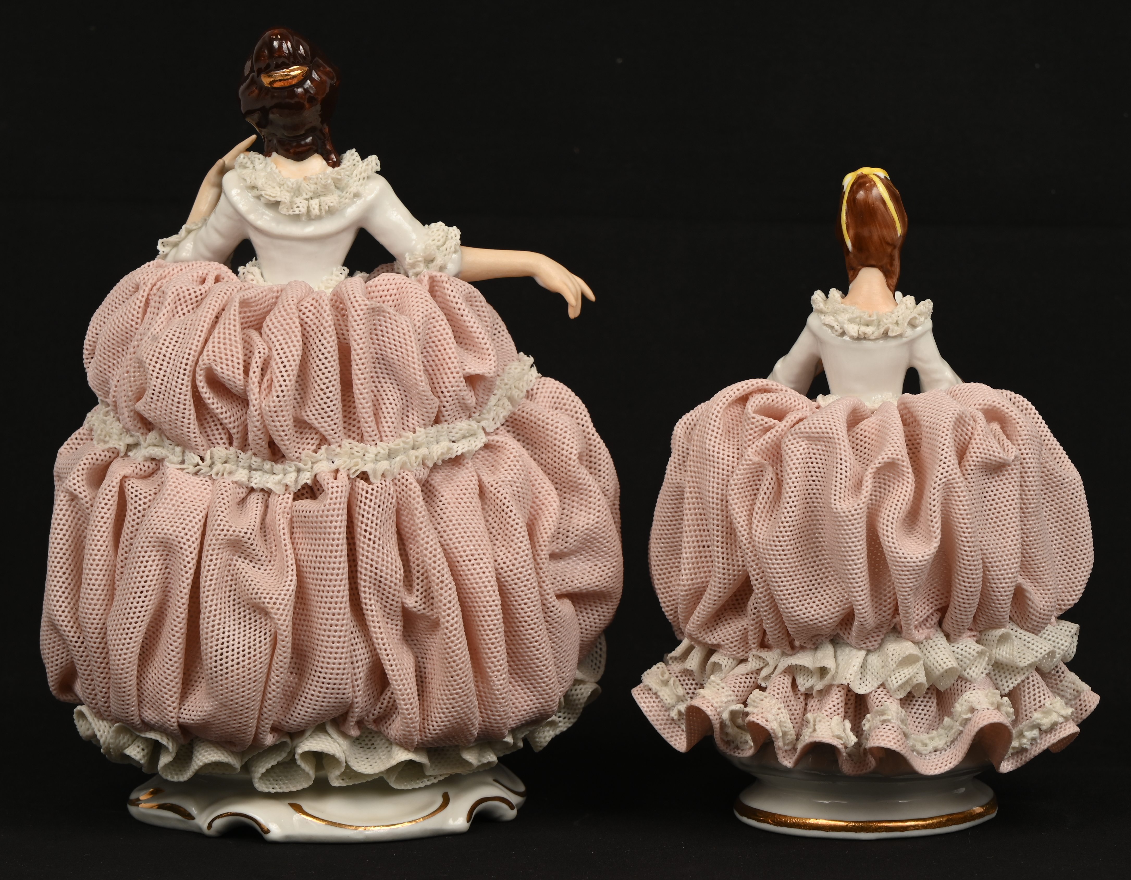 Twee porseleinen beeldjes van dames in kantporseleinen jurk, gemerkt Dresden. Kleine schade aan 1 jurk Twee porseleinen beeldjes van dames in kantporseleinen jurk, gemerkt Dresden. Kleine schade aan 1 jurk.