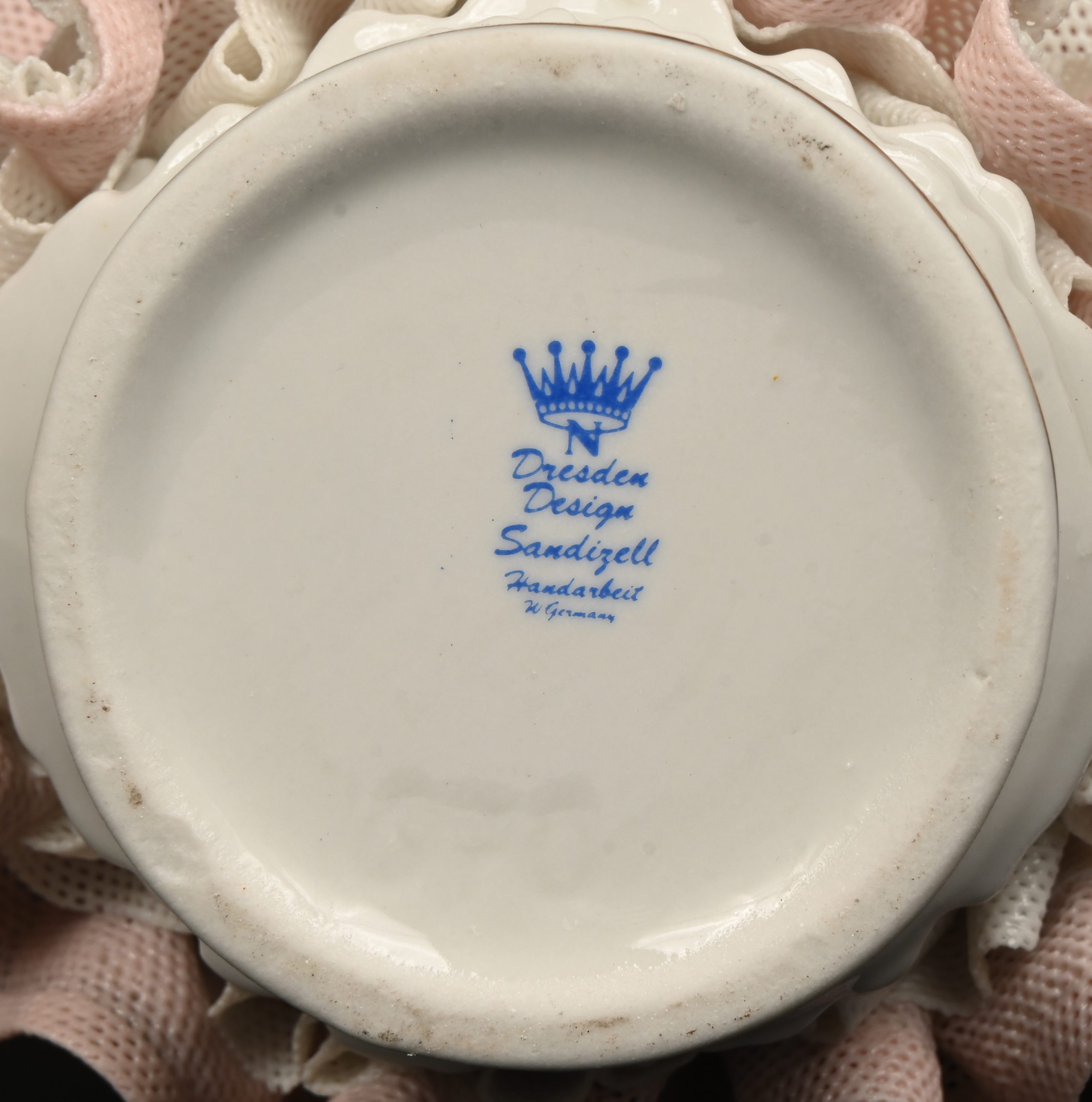 Twee porseleinen beeldjes van dames in kantporseleinen jurk, gemerkt Dresden. Kleine schade aan 1 jurk Twee porseleinen beeldjes van dames in kantporseleinen jurk, gemerkt Dresden. Kleine schade aan 1 jurk.