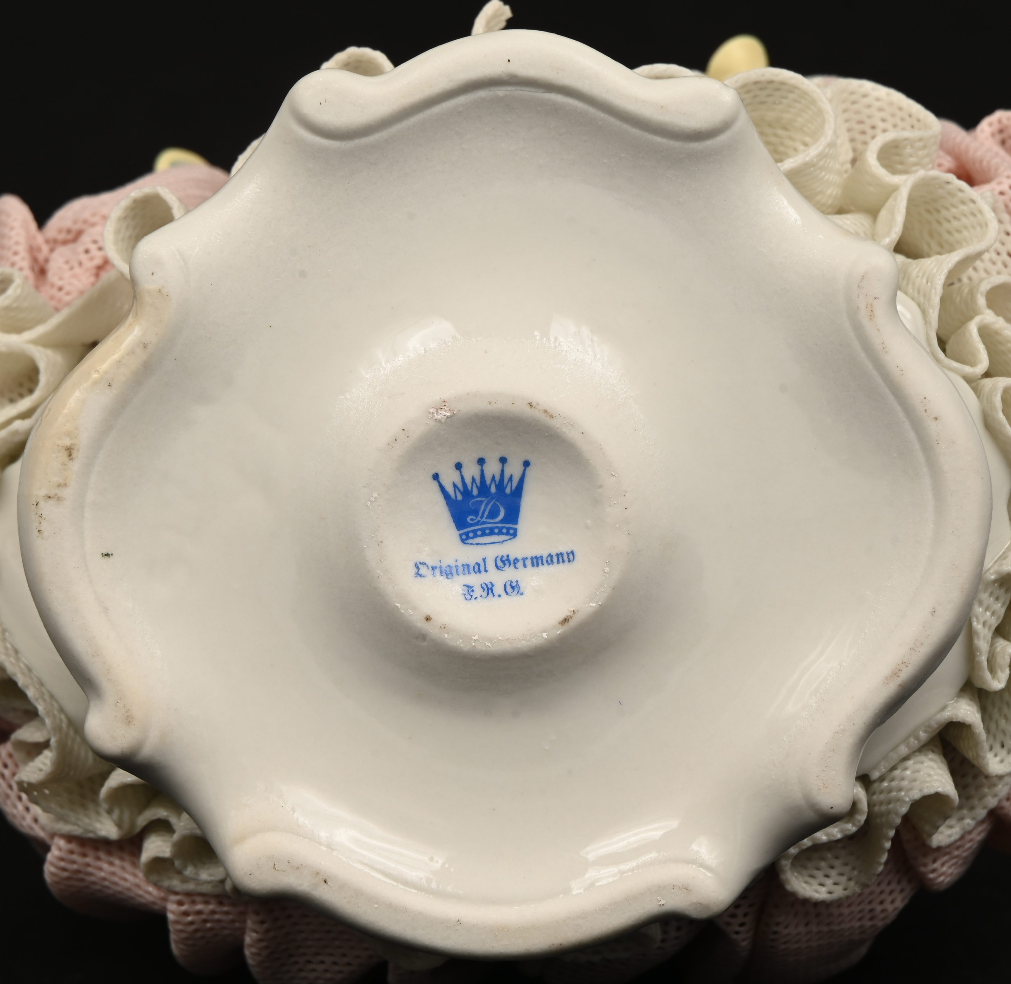 Twee porseleinen beeldjes van dames in kantporseleinen jurk, gemerkt Dresden. Kleine schade aan 1 jurk Twee porseleinen beeldjes van dames in kantporseleinen jurk, gemerkt Dresden. Kleine schade aan 1 jurk.