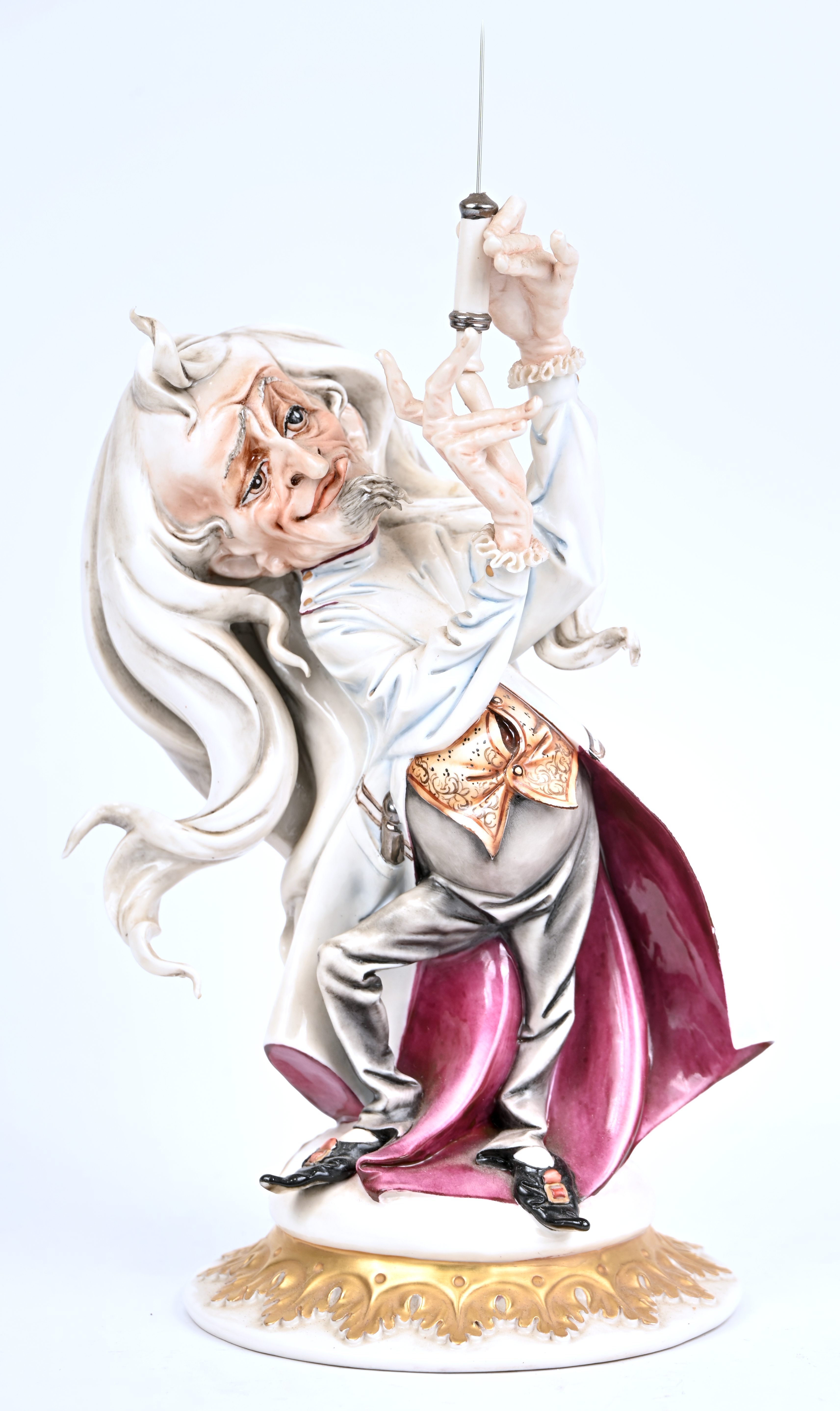 “Dokter met injectiespuit”, een porseleinen beeld, gemerkt Capo Di Monte “Dokter met injectiespuit”, een porseleinen beeld, gemerkt Capo Di Monte.