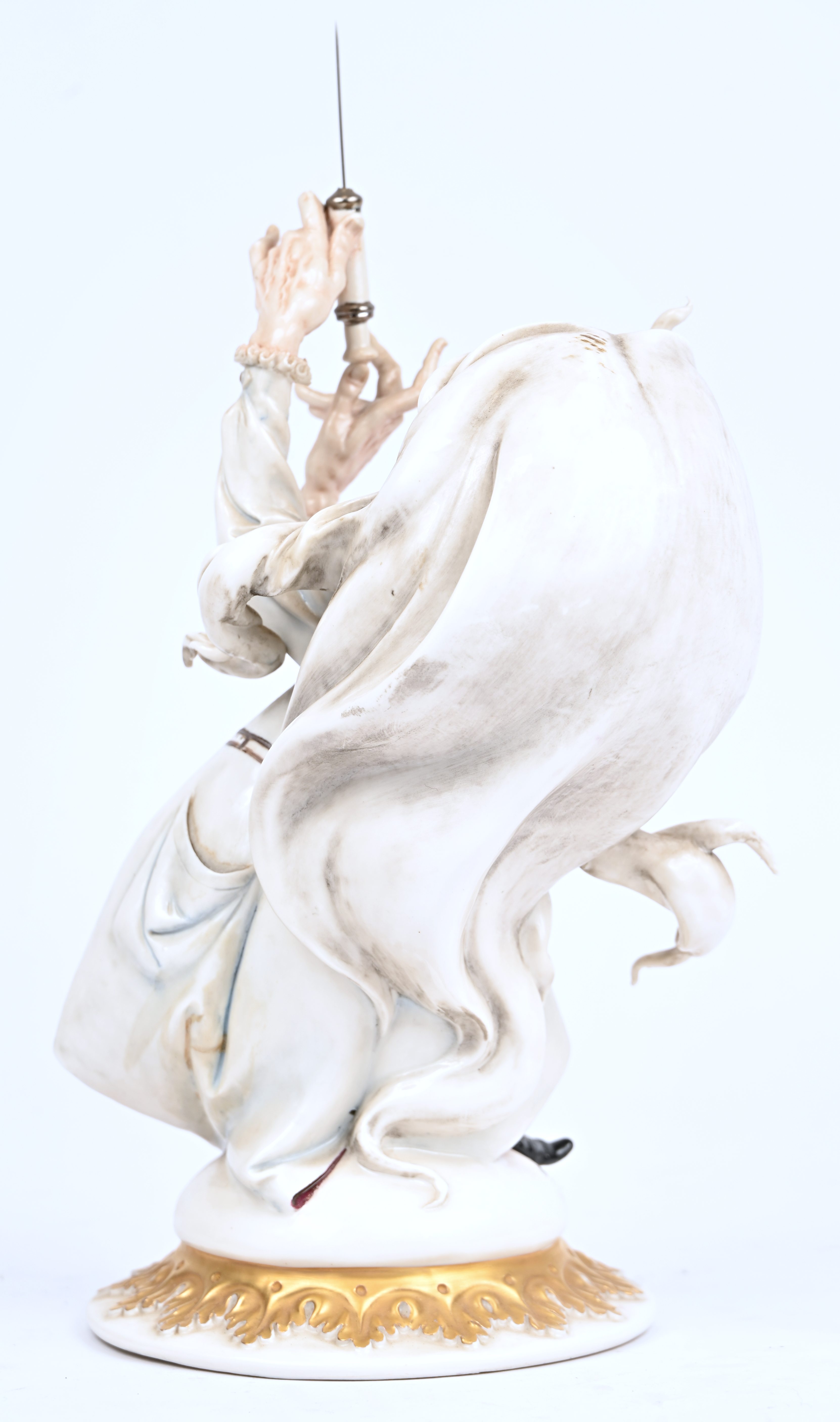 “Dokter met injectiespuit”, een porseleinen beeld, gemerkt Capo Di Monte “Dokter met injectiespuit”, een porseleinen beeld, gemerkt Capo Di Monte.