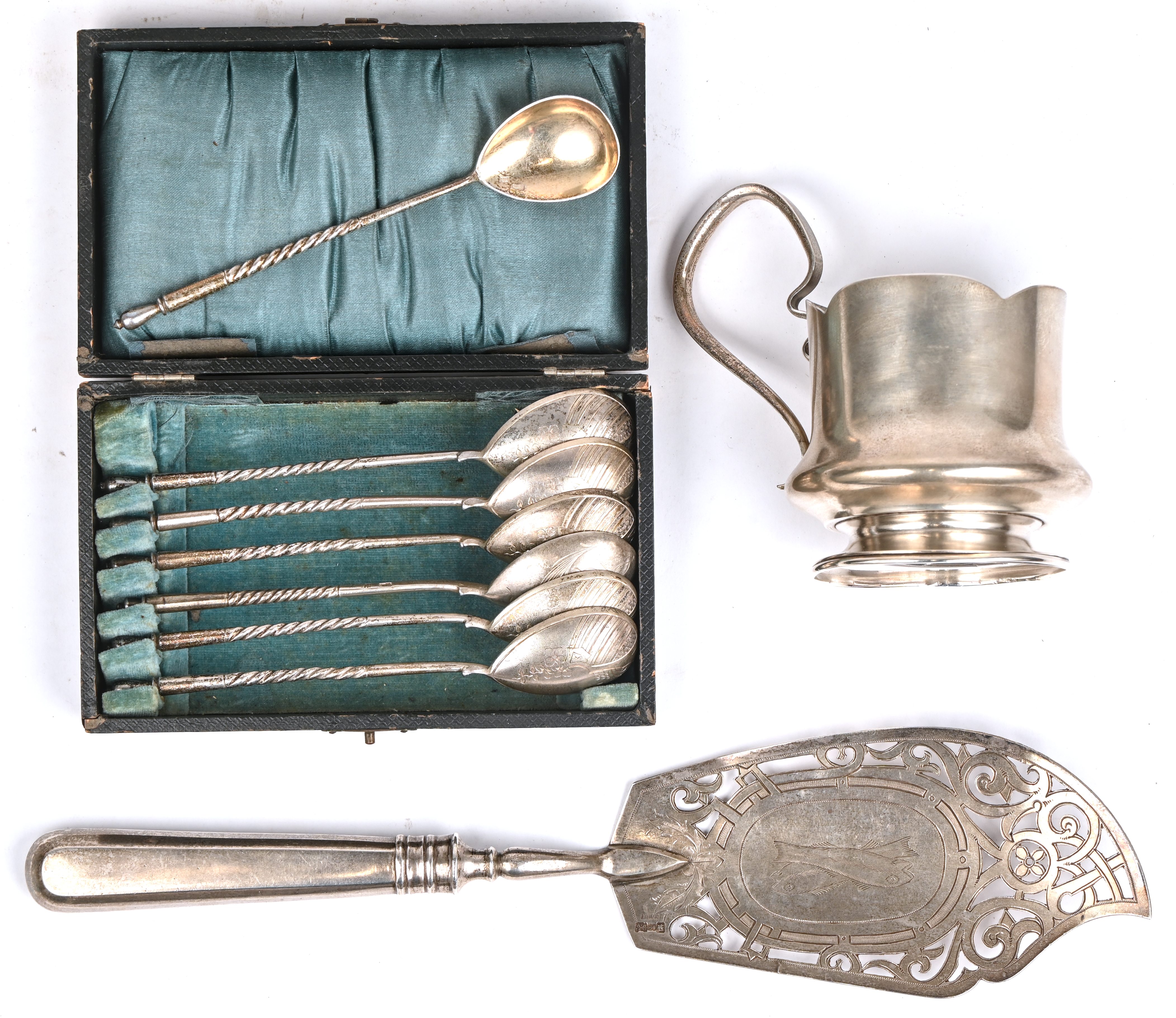 Een lot Russisch zilver, gemerkt 84 Zolotnik (875/1000), bestaande uit een tas, 7 lepels met cassette en een taartschep. Gewicht tas en lepels 270 gram, taartschep met verzwaard handvat 140 gram Een lot Russisch zilver, gemerkt 84 Zolotnik (875/1000), bestaande uit een tas, 7 lepels met cassette en een taartschep. Gewicht tas en lepels 270 gram, taartschep met verzwaard handvat 140 gram.