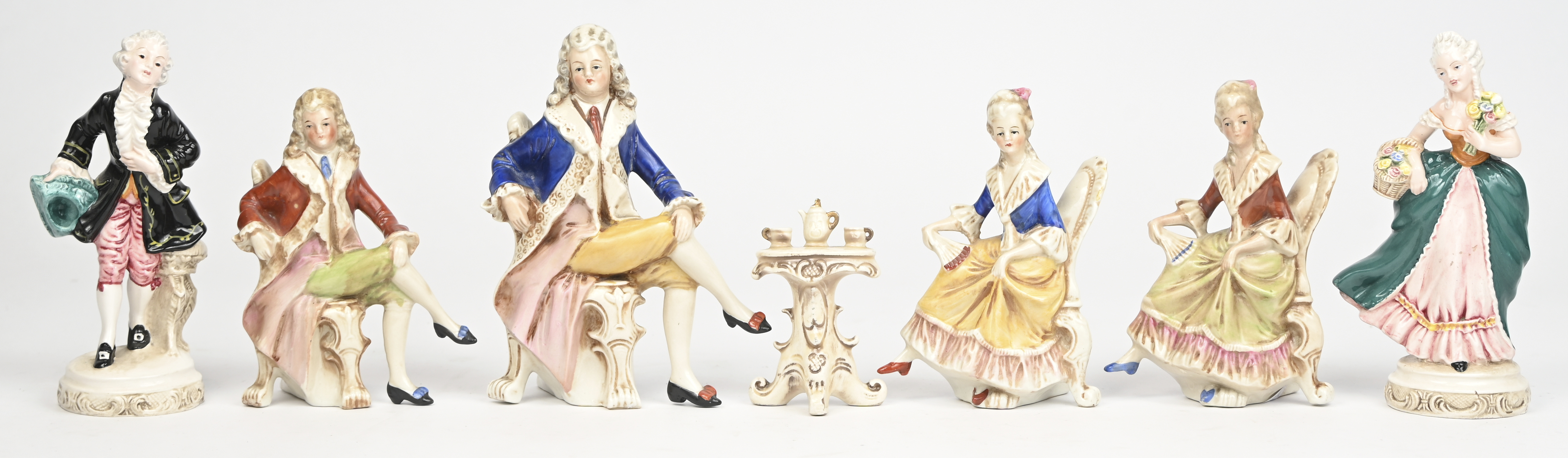 Een lot van 7 porseleinen beeldjes van Duitse en Italiaanse oorsprong Een lot van 7 porseleinen beeldjes van Duitse en Italiaanse oorsprong.