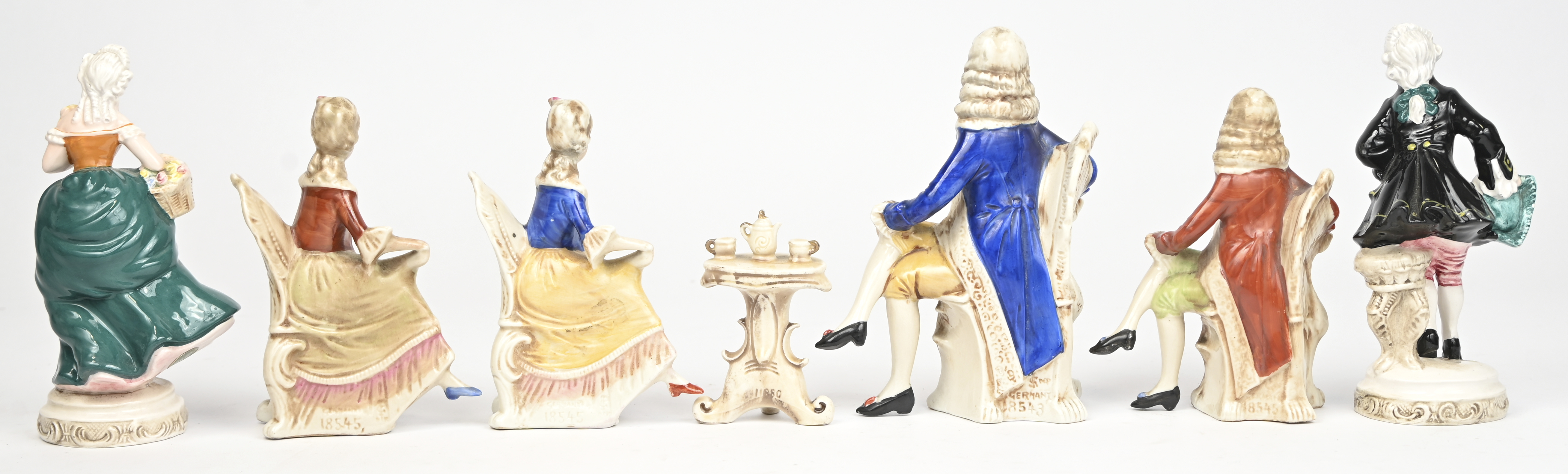 Een lot van 7 porseleinen beeldjes van Duitse en Italiaanse oorsprong Een lot van 7 porseleinen beeldjes van Duitse en Italiaanse oorsprong.