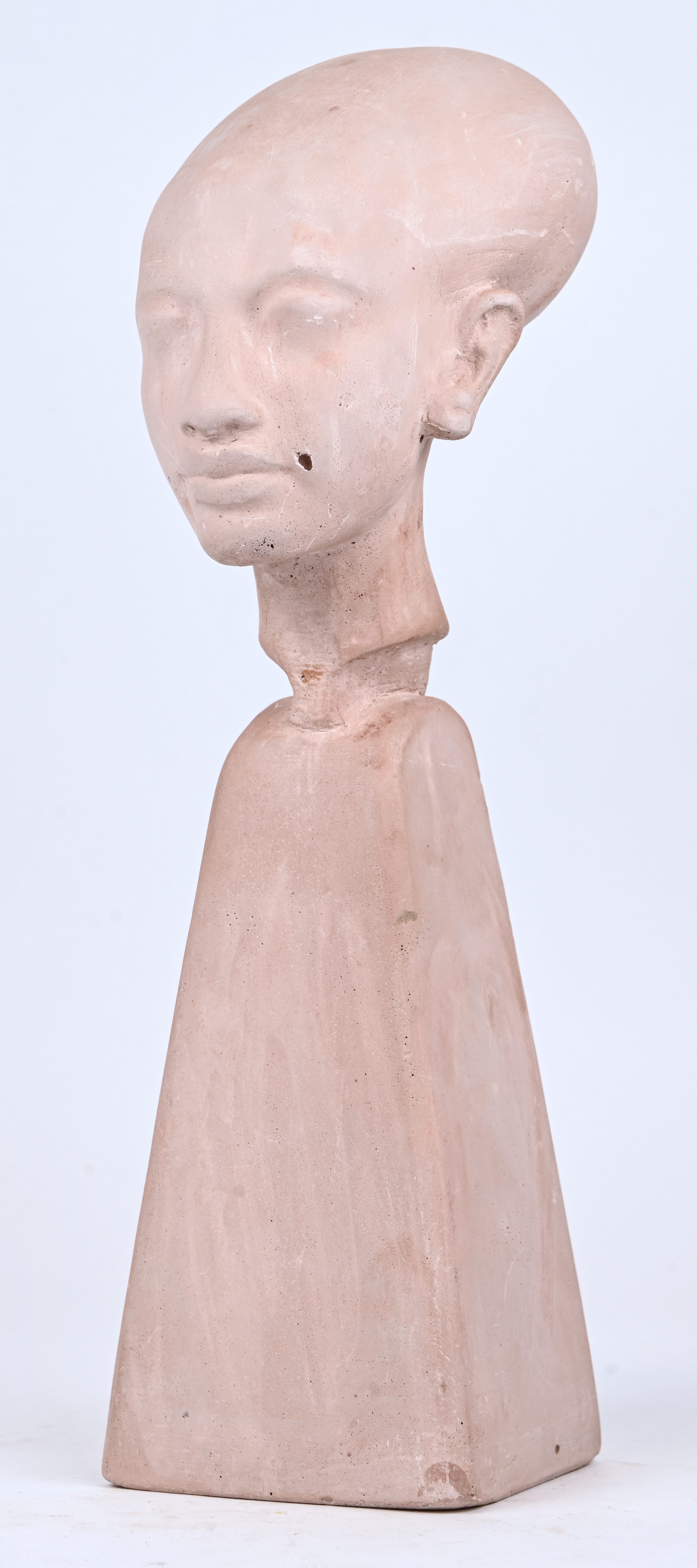 “Nefertiti”. Een hoofd van gegoten composiet. Gesigneerd en gedateerd 3-11-2002 “Nefertiti”. Een hoofd van gegoten composiet. Gesigneerd en gedateerd 3-11-2002.