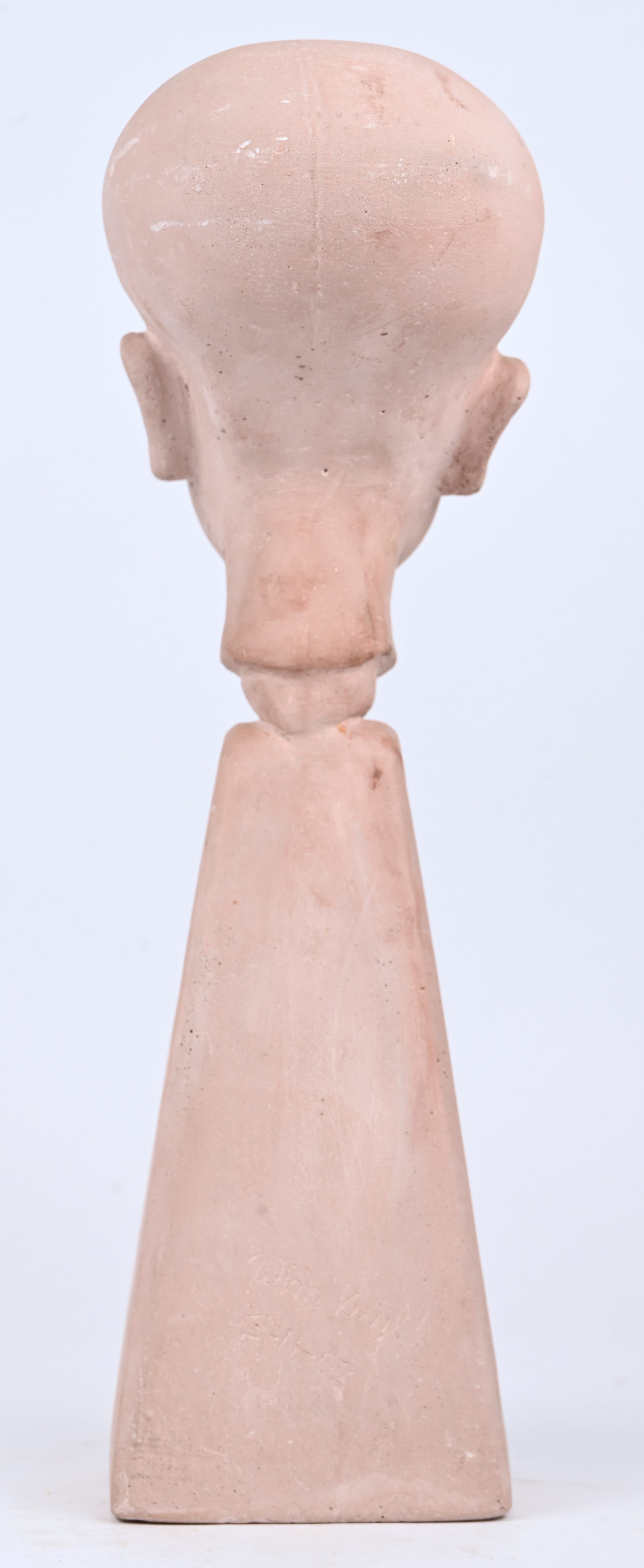 “Nefertiti”. Een hoofd van gegoten composiet. Gesigneerd en gedateerd 3-11-2002 “Nefertiti”. Een hoofd van gegoten composiet. Gesigneerd en gedateerd 3-11-2002.