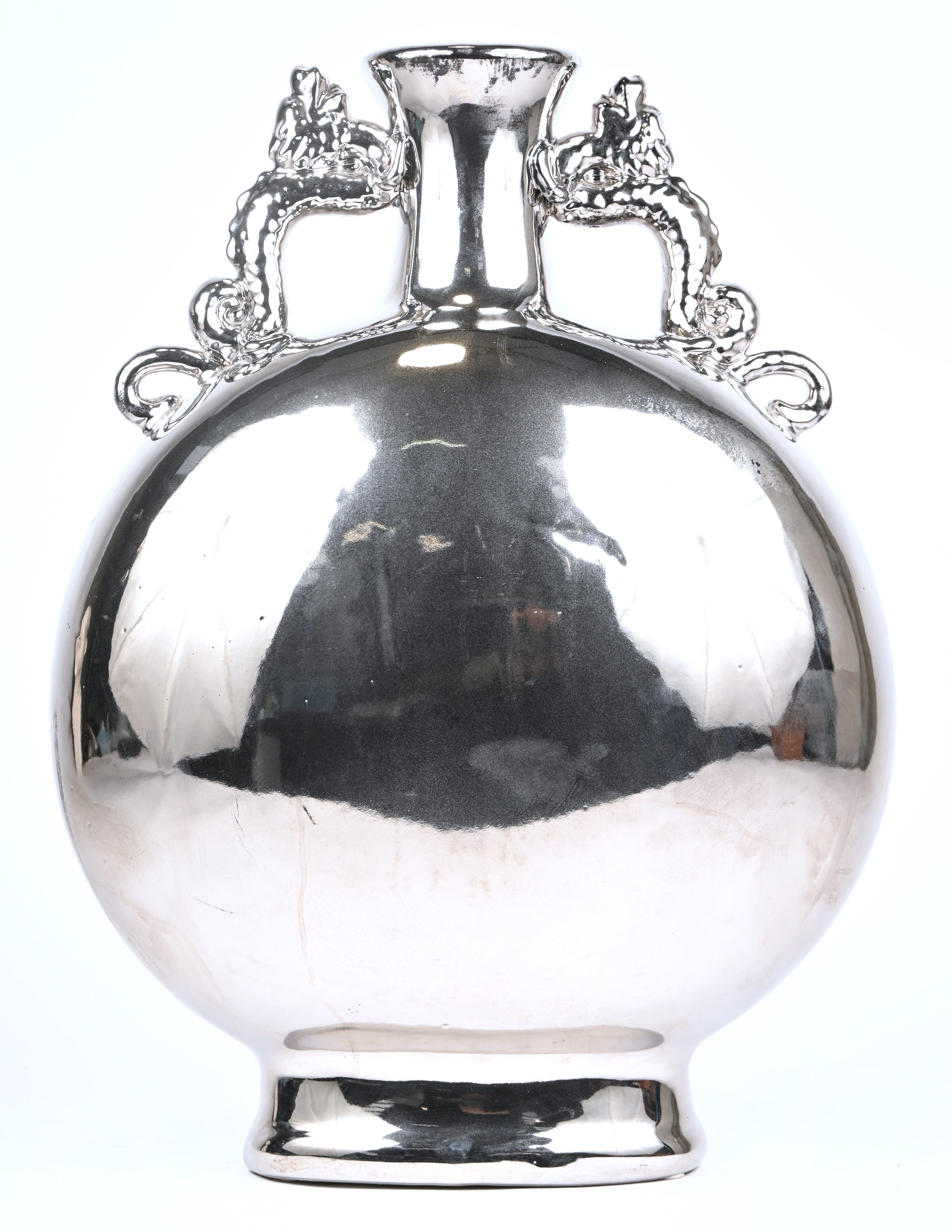 Een zilverkleurige geglazuurde keramische grote siervaas. Gemerkt Eichholtz Een zilverkleurige geglazuurde keramische grote siervaas. Gemerkt Eichholtz.