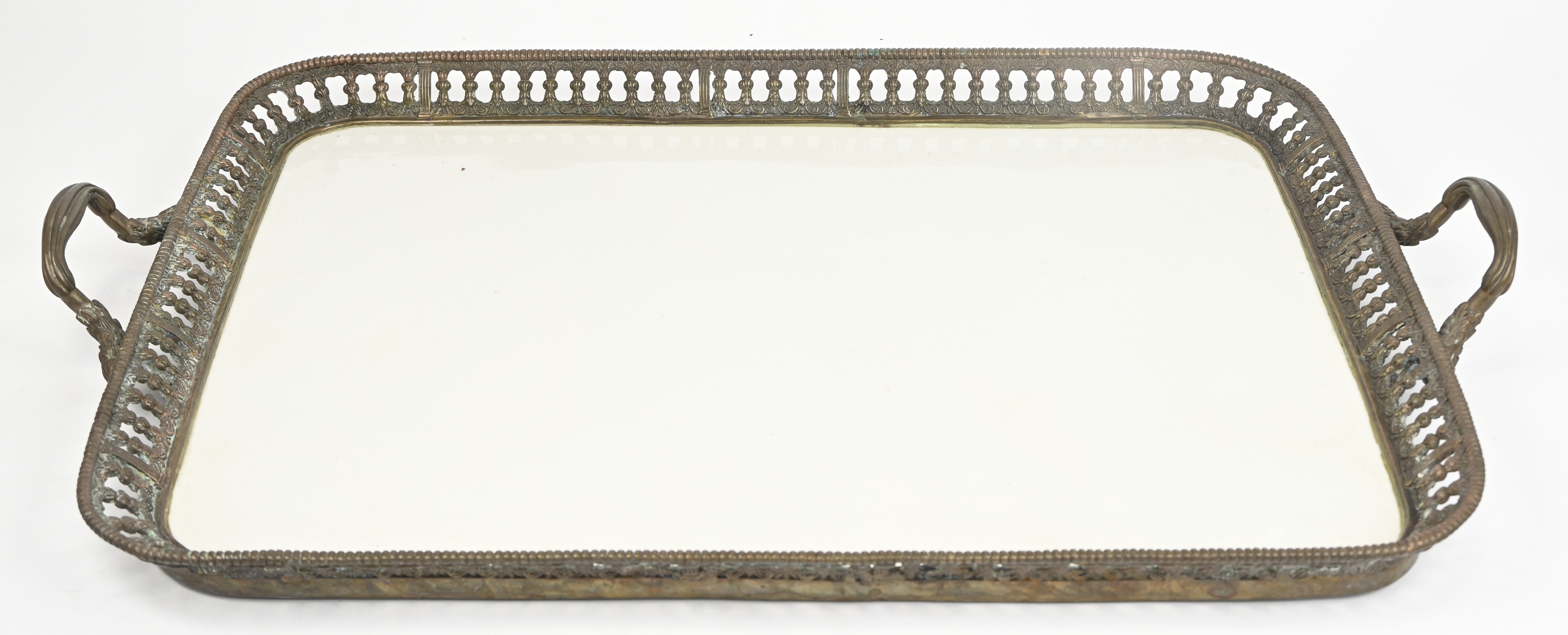 Een groot dienblad, copy antiek, porselein en brons Een groot dienblad, copy antiek, porselein en brons.