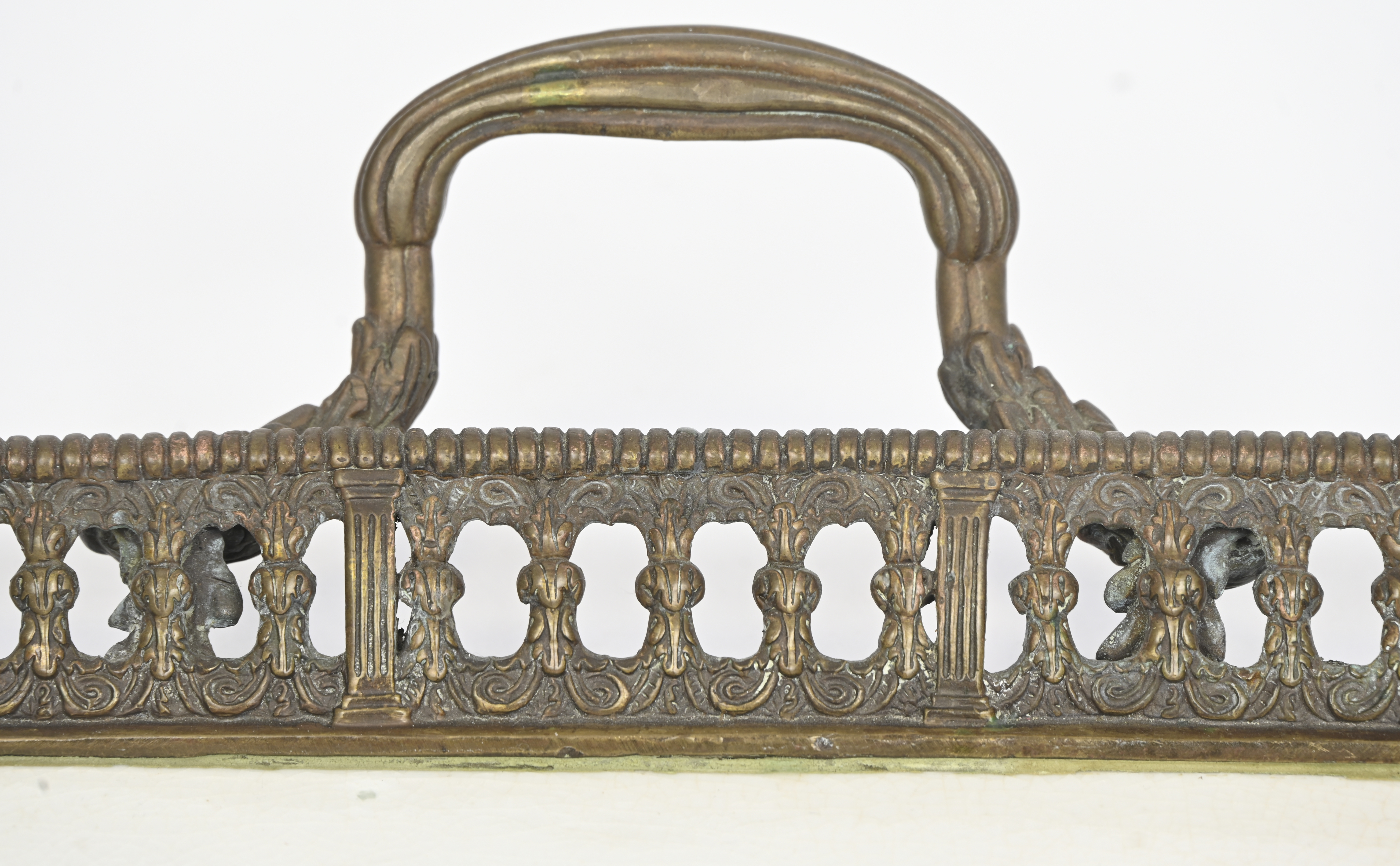 Een groot dienblad, copy antiek, porselein en brons Een groot dienblad, copy antiek, porselein en brons.