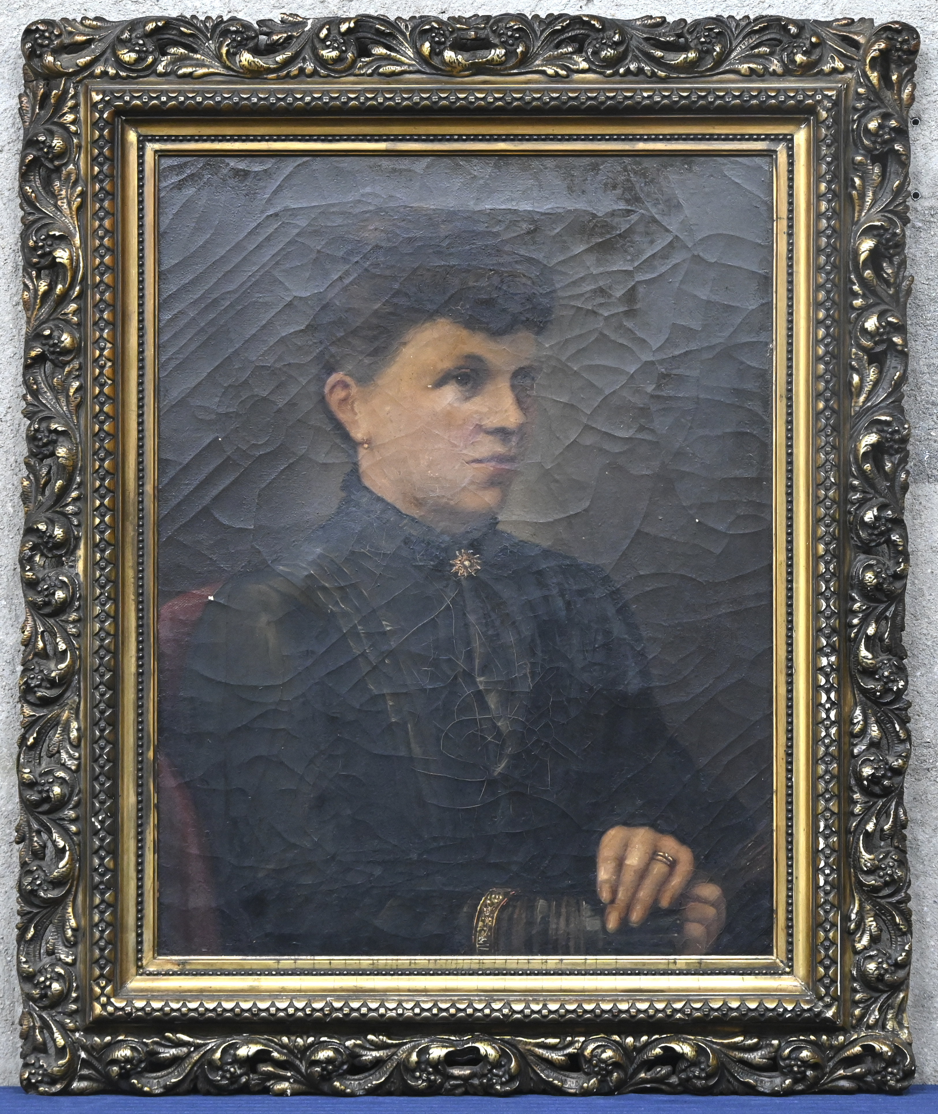 ‘Portret ten halve lijve van een vrouw in een zwarte jurk’, olieverf op doek. Medio 1900, niet gesigneerd ‘Portret ten halve lijve van een vrouw in een zwarte jurk’, olieverf op doek. Medio 1900, niet gesigneerd.