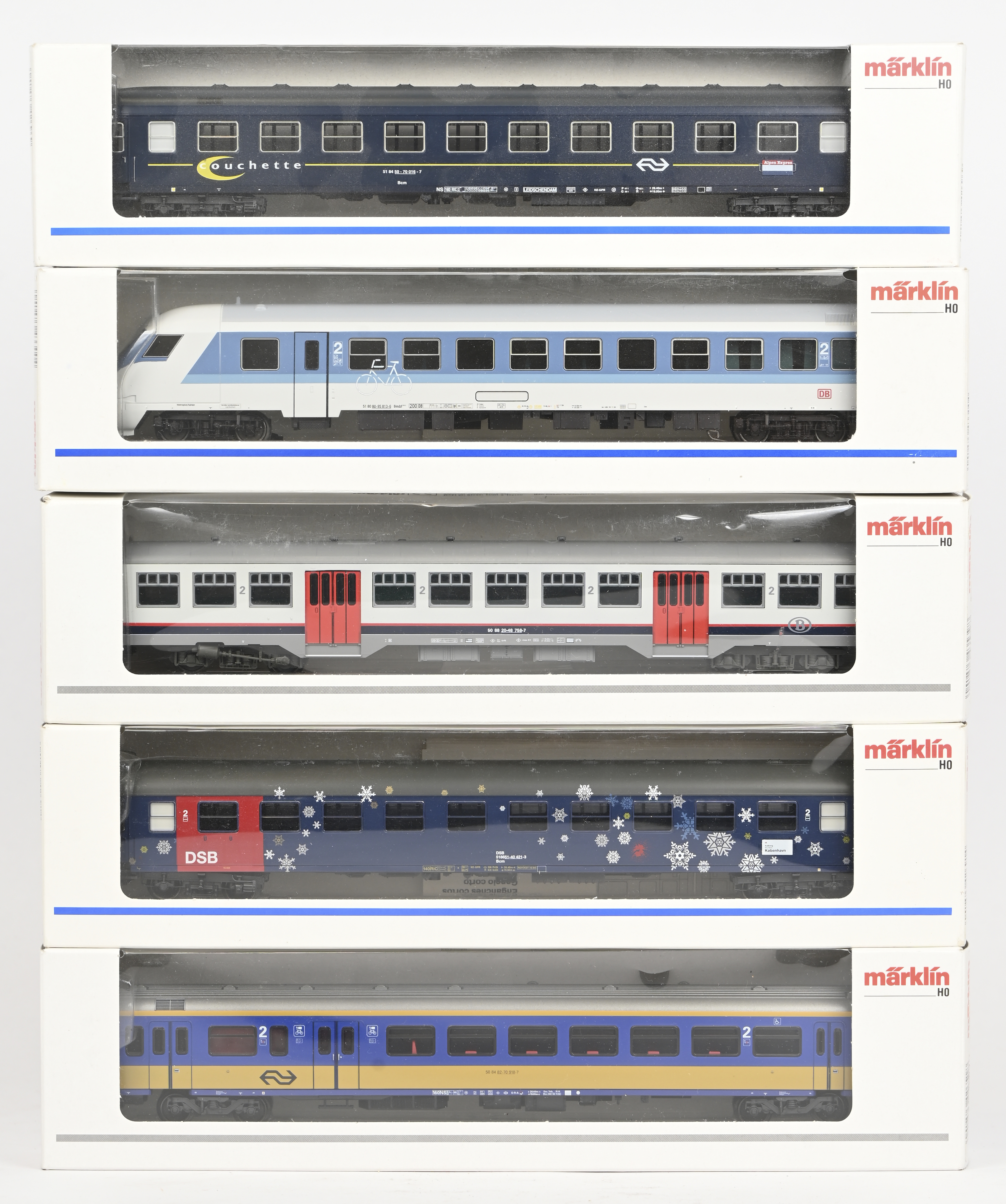 Vijf Märklin wagons voor personenvervoer. 42651, 42691, 42696, 43300 en 43539. In OVP Vijf Märklin wagons voor personenvervoer. 42651, 42691, 42696, 43300 en 43539. In OVP.