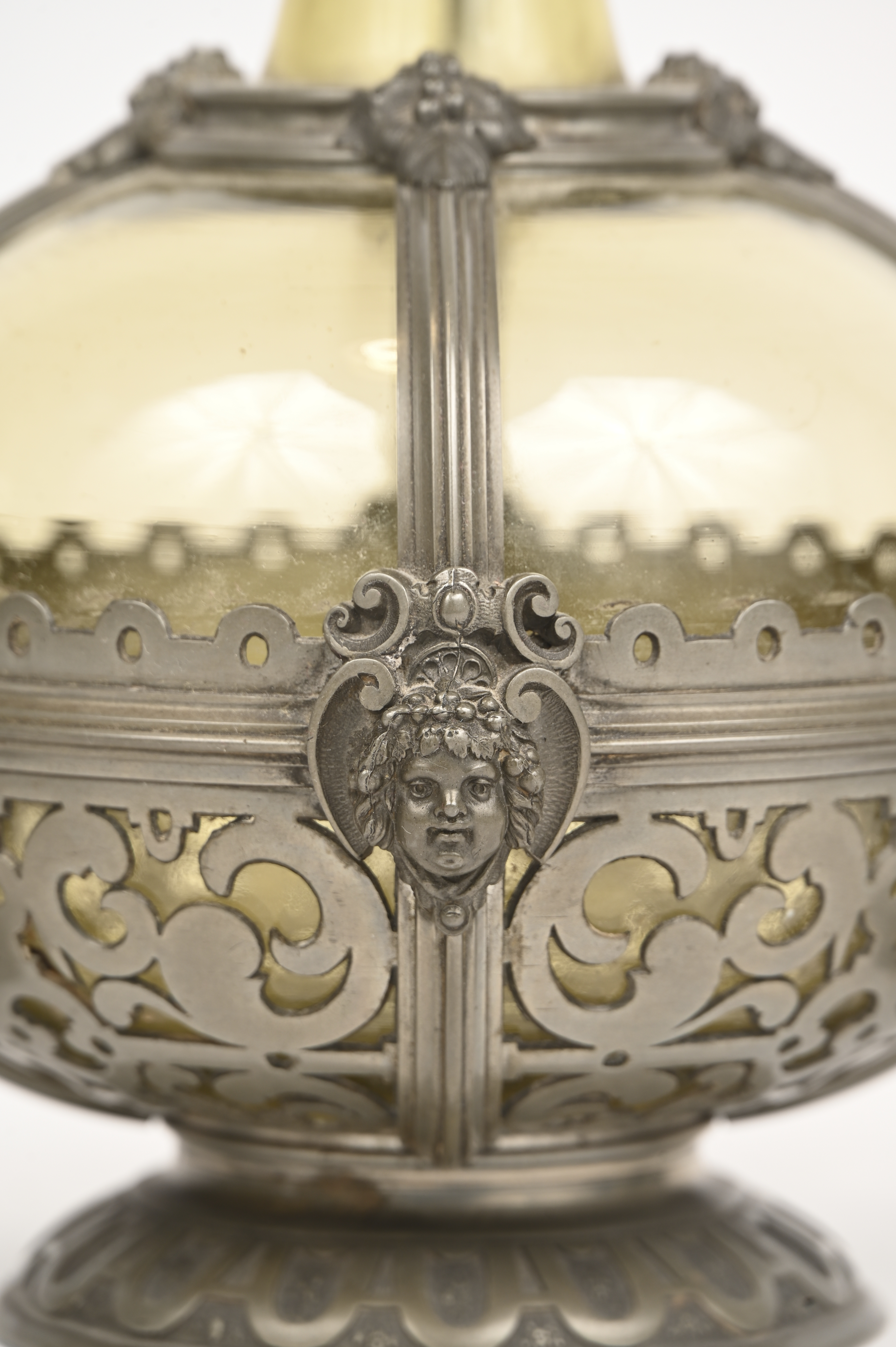 Een karaf met 2 glazen, tin en glas, in Neo Renaissance stijl Een karaf met 2 glazen, tin en glas, in Neo Renaissance stijl.