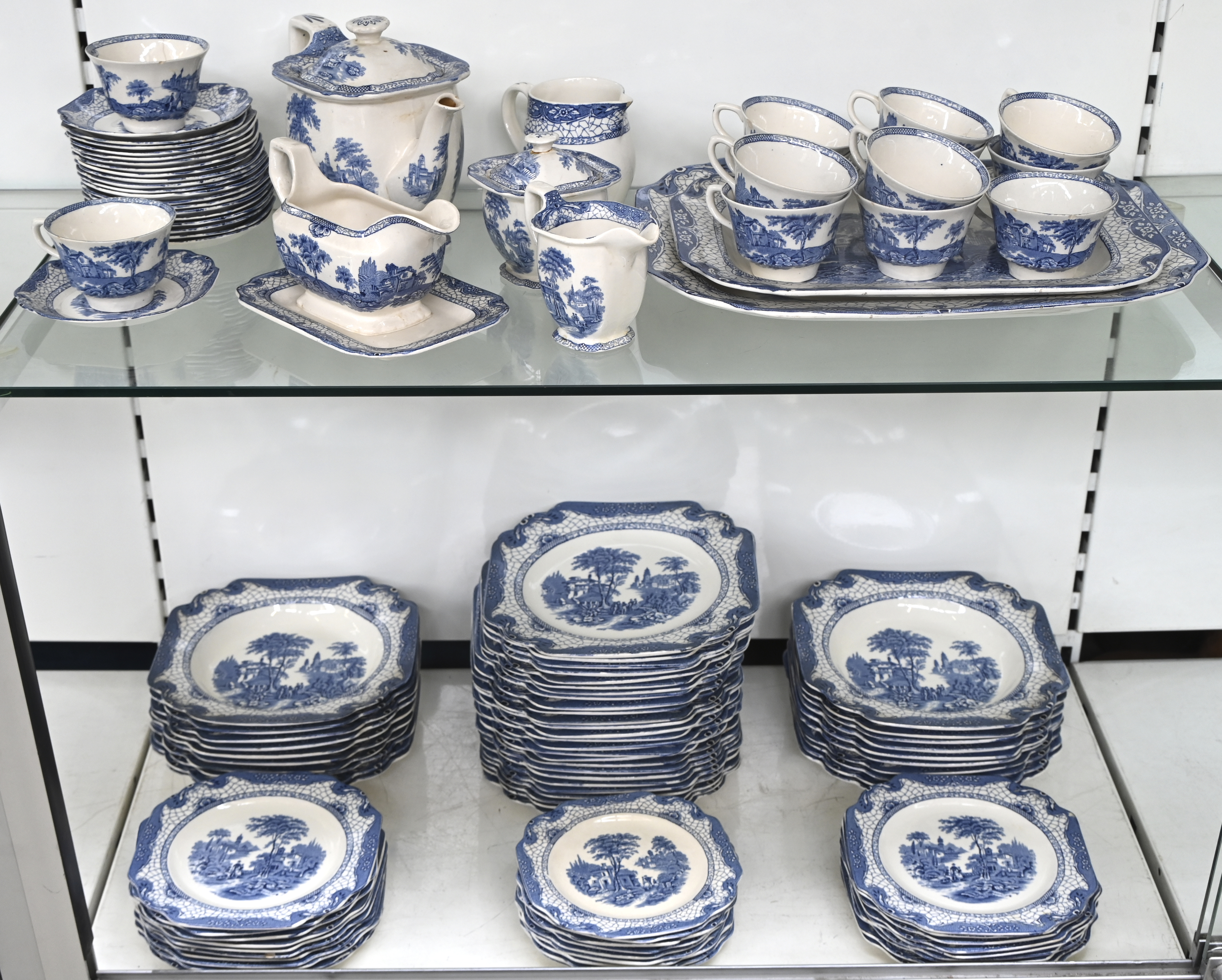Een 115-delig porseleinen servies, bestaande uit een theepot, een melkkannetje, een suikerpot met gelijmde dop, 13 tassen, een sauskom, een kannetje met schilfer, 2 schalen, 21 ondertassen, 20 dessertborden, 8 kleine bordjes, 26 platte borden en 20 soepborden. Enkele met schilferschade en/of haarlijn Een 115-delig porseleinen servies, bestaande uit een theepot, een melkkannetje, een suikerpot met gelijmde dop, 13 tassen, een sauskom, een kannetje met schilfer, 2 schalen, 21 ondertassen, 20 dessertborden, 8 kleine bordjes, 26 platte borden en 20 soepborden. Enkele met schilferschade en/of haarlijn.