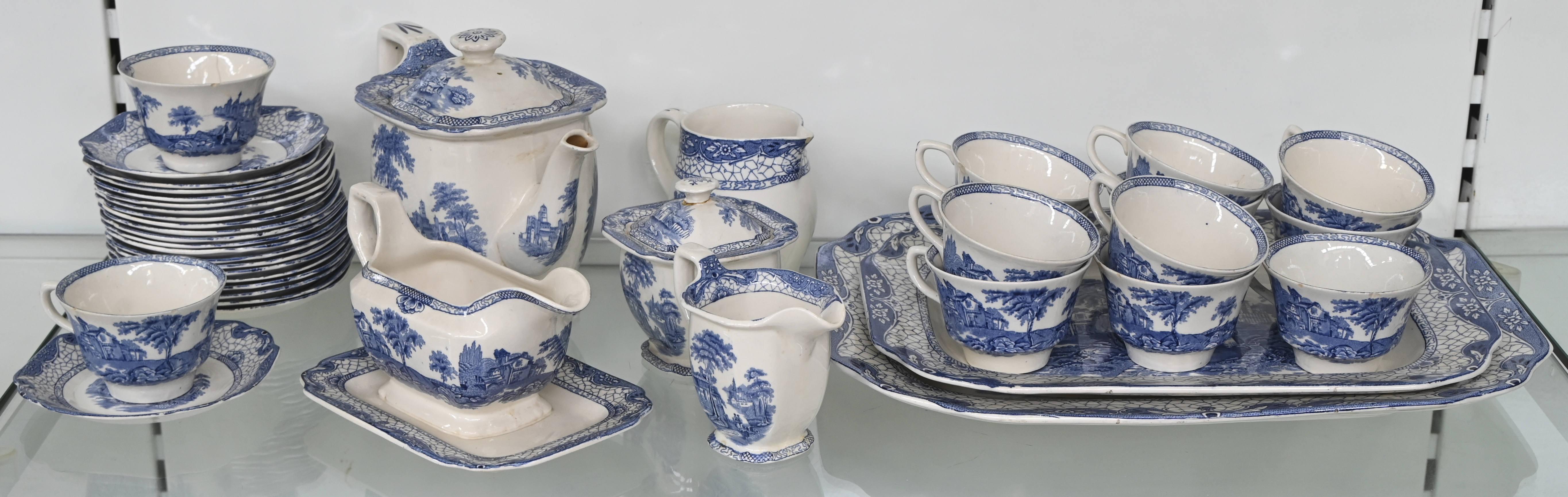 Een 115-delig porseleinen servies, bestaande uit een theepot, een melkkannetje, een suikerpot met gelijmde dop, 13 tassen, een sauskom, een kannetje met schilfer, 2 schalen, 21 ondertassen, 20 dessertborden, 8 kleine bordjes, 26 platte borden en 20 soepborden. Enkele met schilferschade en/of haarlijn Een 115-delig porseleinen servies, bestaande uit een theepot, een melkkannetje, een suikerpot met gelijmde dop, 13 tassen, een sauskom, een kannetje met schilfer, 2 schalen, 21 ondertassen, 20 dessertborden, 8 kleine bordjes, 26 platte borden en 20 soepborden. Enkele met schilferschade en/of haarlijn.