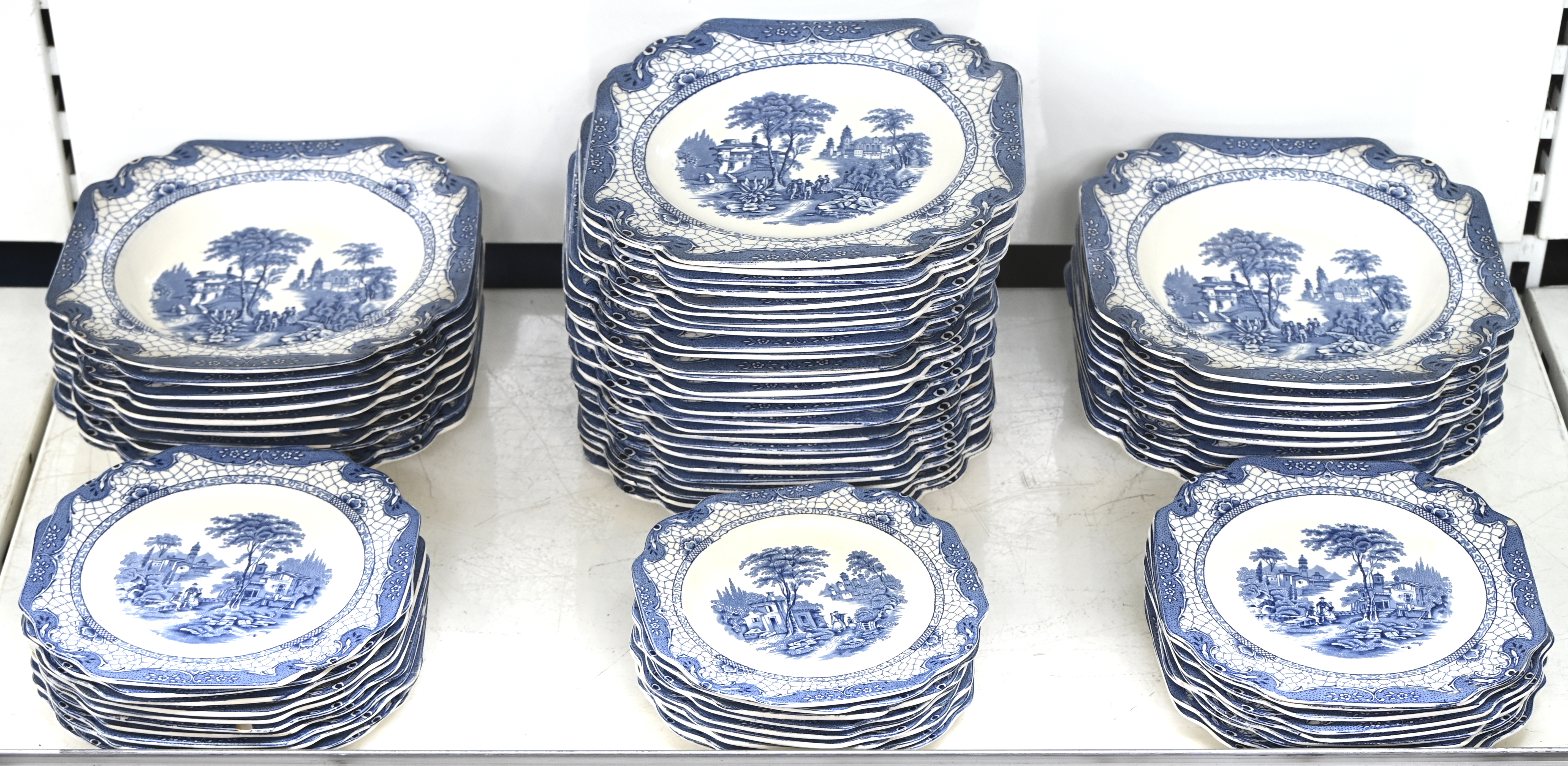 Een 115-delig porseleinen servies, bestaande uit een theepot, een melkkannetje, een suikerpot met gelijmde dop, 13 tassen, een sauskom, een kannetje met schilfer, 2 schalen, 21 ondertassen, 20 dessertborden, 8 kleine bordjes, 26 platte borden en 20 soepborden. Enkele met schilferschade en/of haarlijn Een 115-delig porseleinen servies, bestaande uit een theepot, een melkkannetje, een suikerpot met gelijmde dop, 13 tassen, een sauskom, een kannetje met schilfer, 2 schalen, 21 ondertassen, 20 dessertborden, 8 kleine bordjes, 26 platte borden en 20 soepborden. Enkele met schilferschade en/of haarlijn.