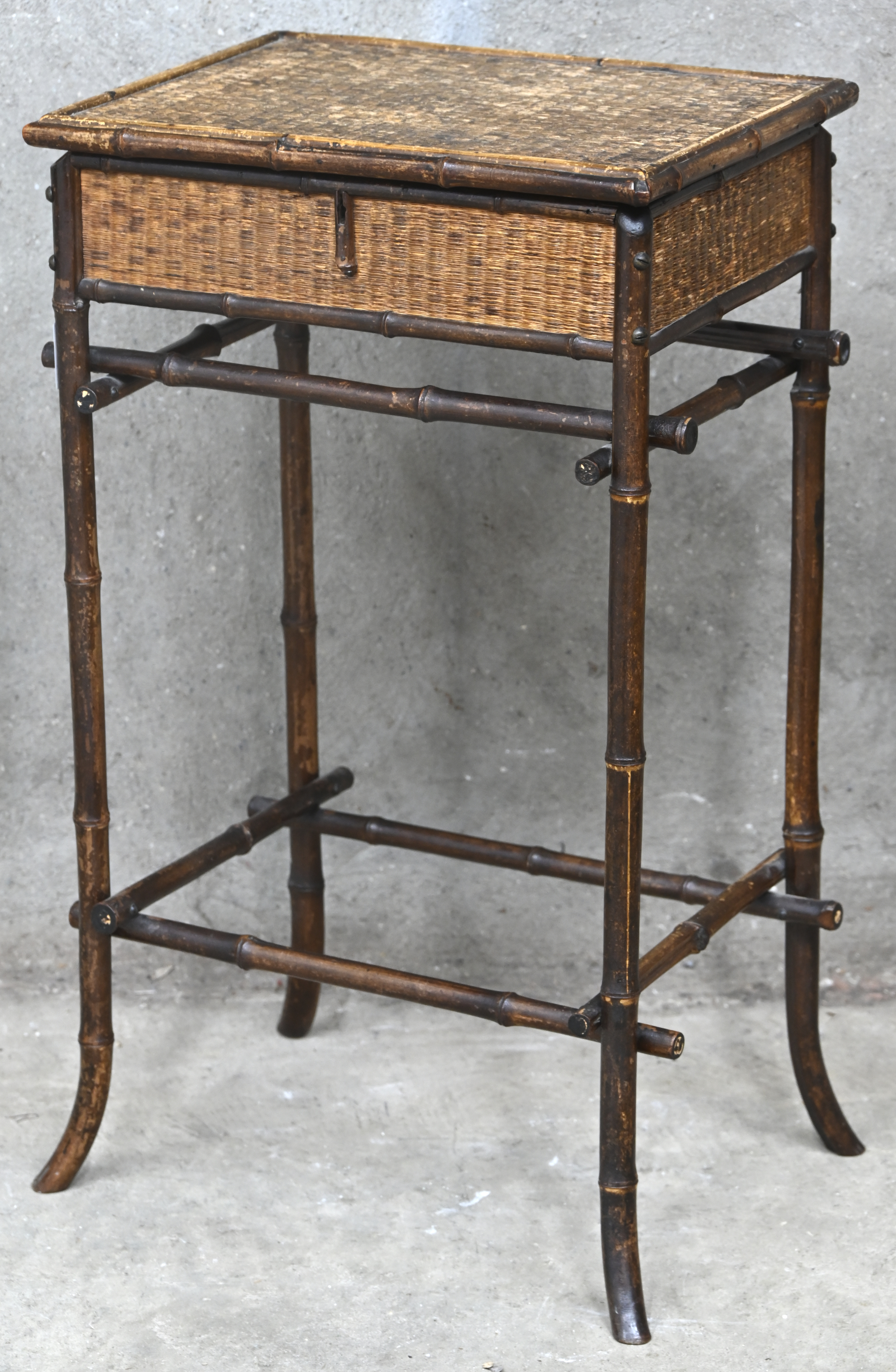 Een naaitafeltje, bamboe en gevlochten riet. Circa 1900 Een naaitafeltje, bamboe en gevlochten riet. Circa 1900.