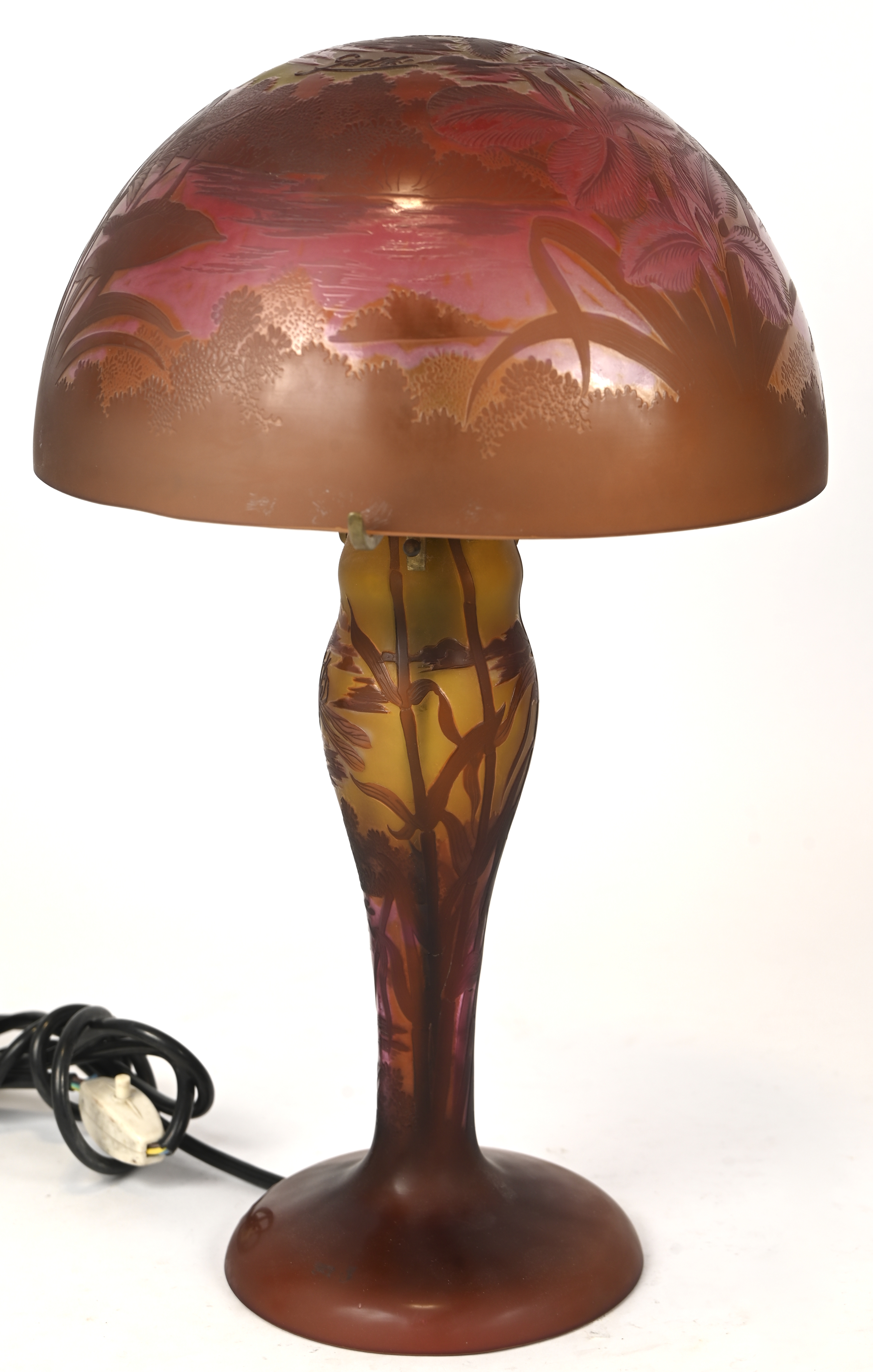 Een glaspasta paddestoel lamp met natuurmotieven, gesigneerd op voet en kap Gallé Een glaspasta paddestoel lamp met natuurmotieven, gesigneerd op voet en kap Gallé.