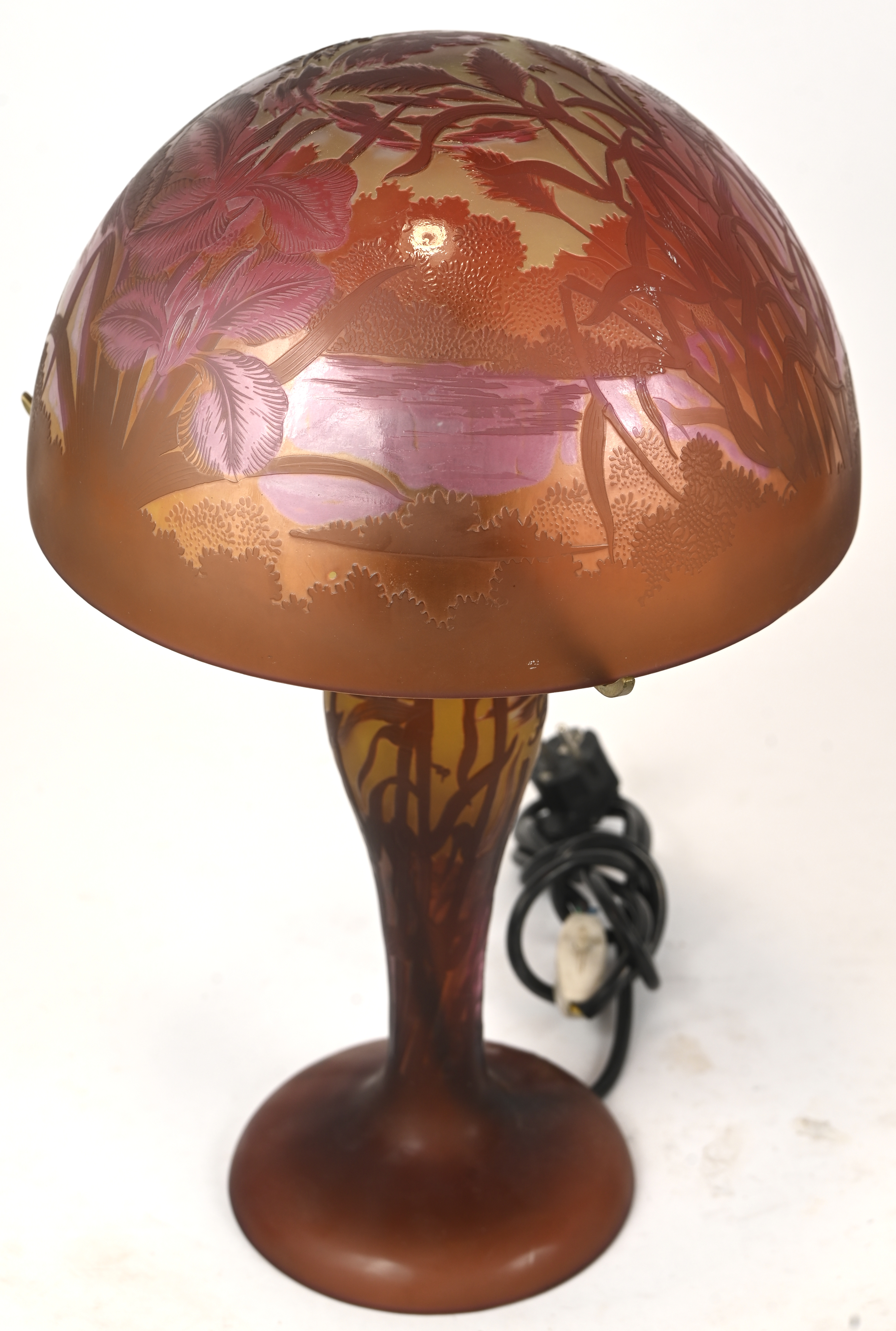 Een glaspasta paddestoel lamp met natuurmotieven, gesigneerd op voet en kap Gallé Een glaspasta paddestoel lamp met natuurmotieven, gesigneerd op voet en kap Gallé.