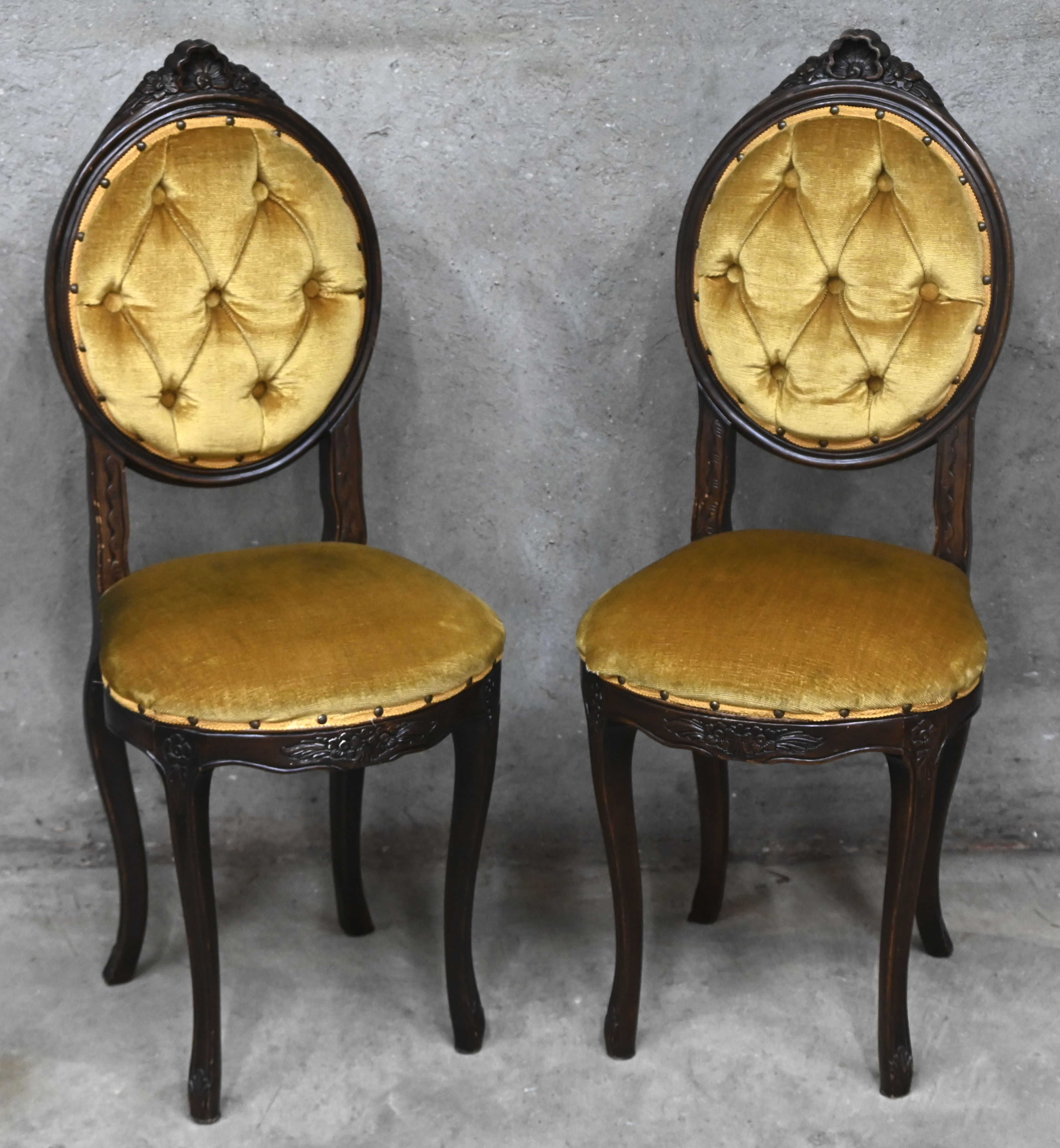 Twee boudoirstoeltjes van eikenhout bekleed met fluweel Twee boudoirstoeltjes van eikenhout bekleed met fluweel.