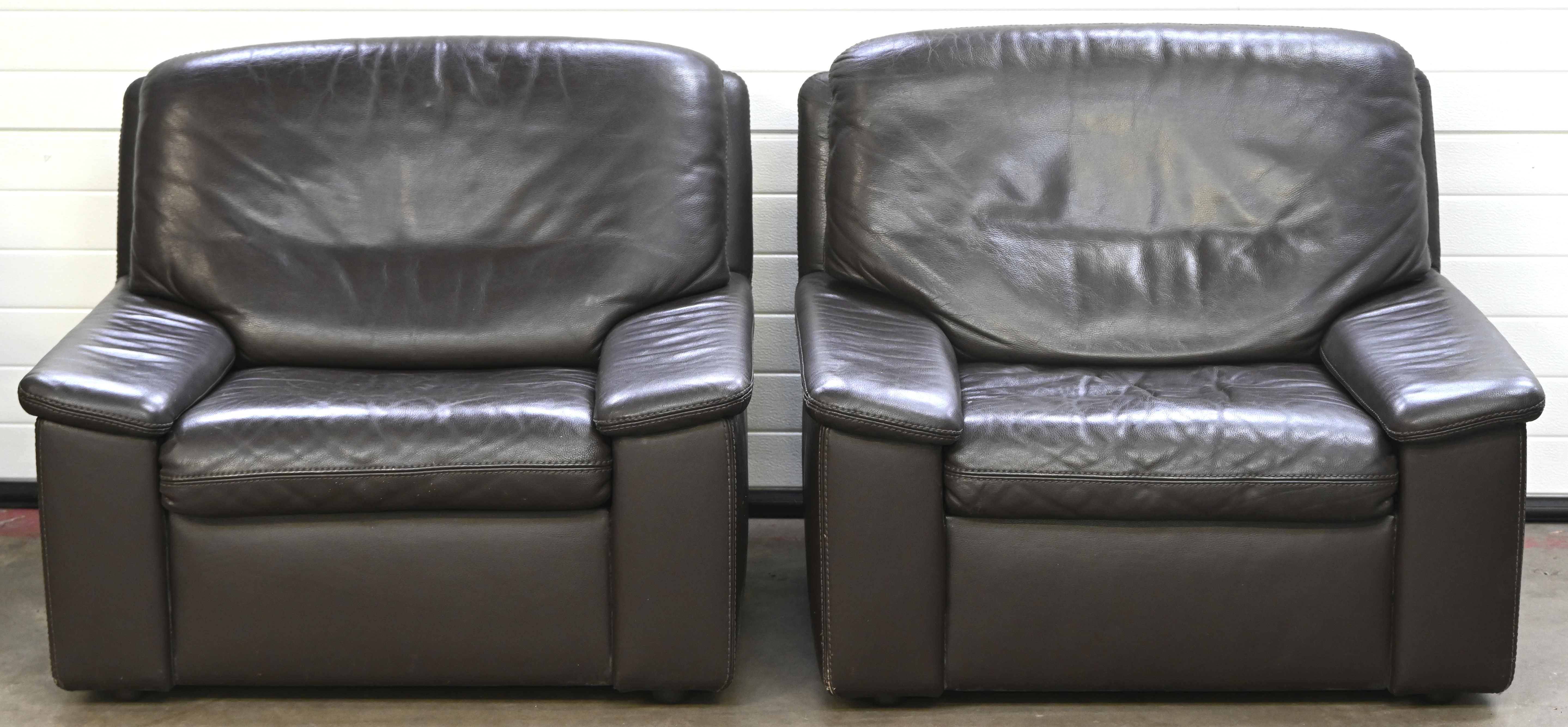 Een bruin lederen salon, driezit en twee fauteuils Een bruin lederen salon, driezit en twee fauteuils.