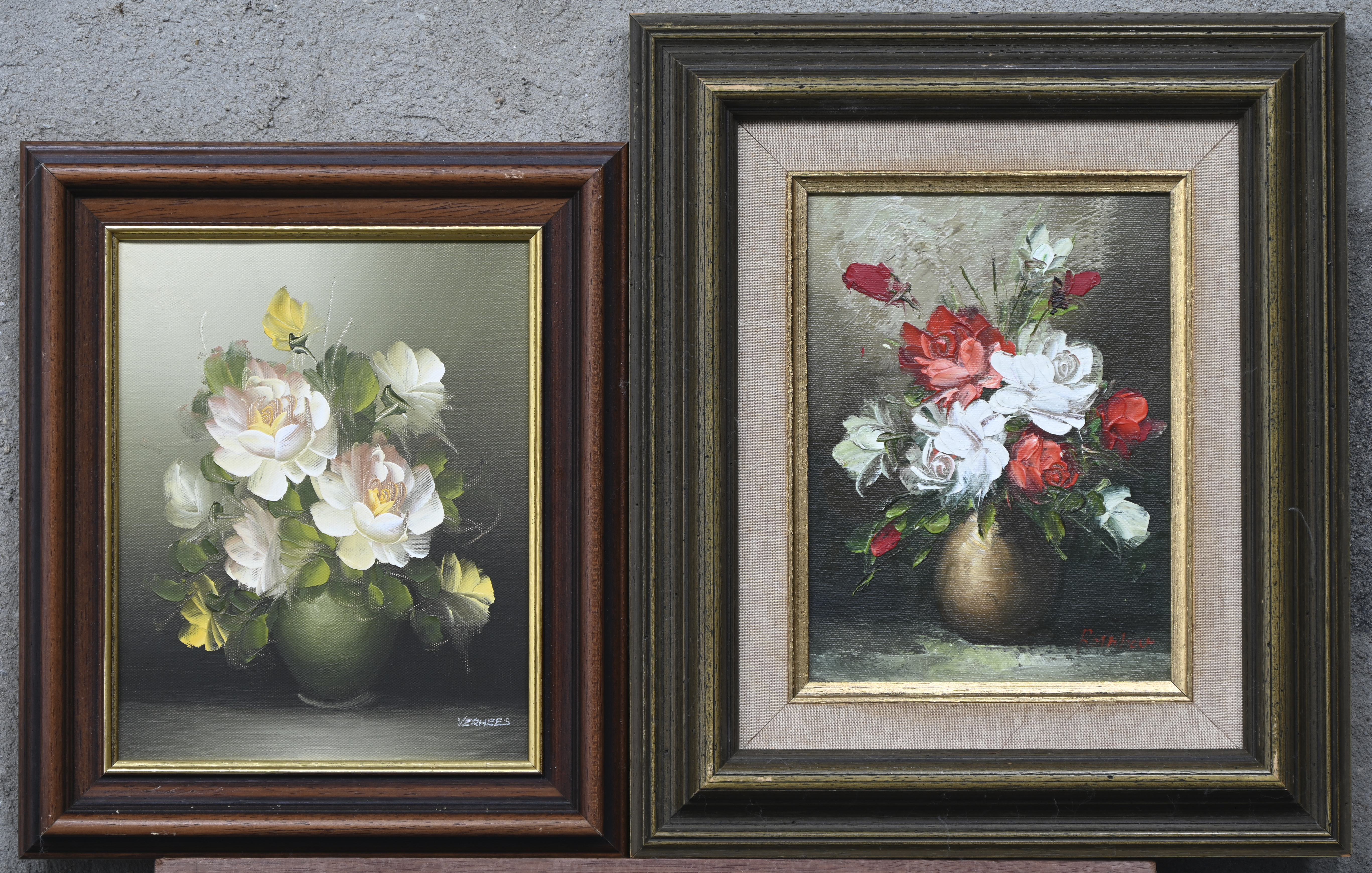 Een set van twee decoratieve bloemstillevens. Draagt handtekening, Verhees en onleesbaar Een set van twee decoratieve bloemstillevens. Draagt handtekening, Verhees en onleesbaar.