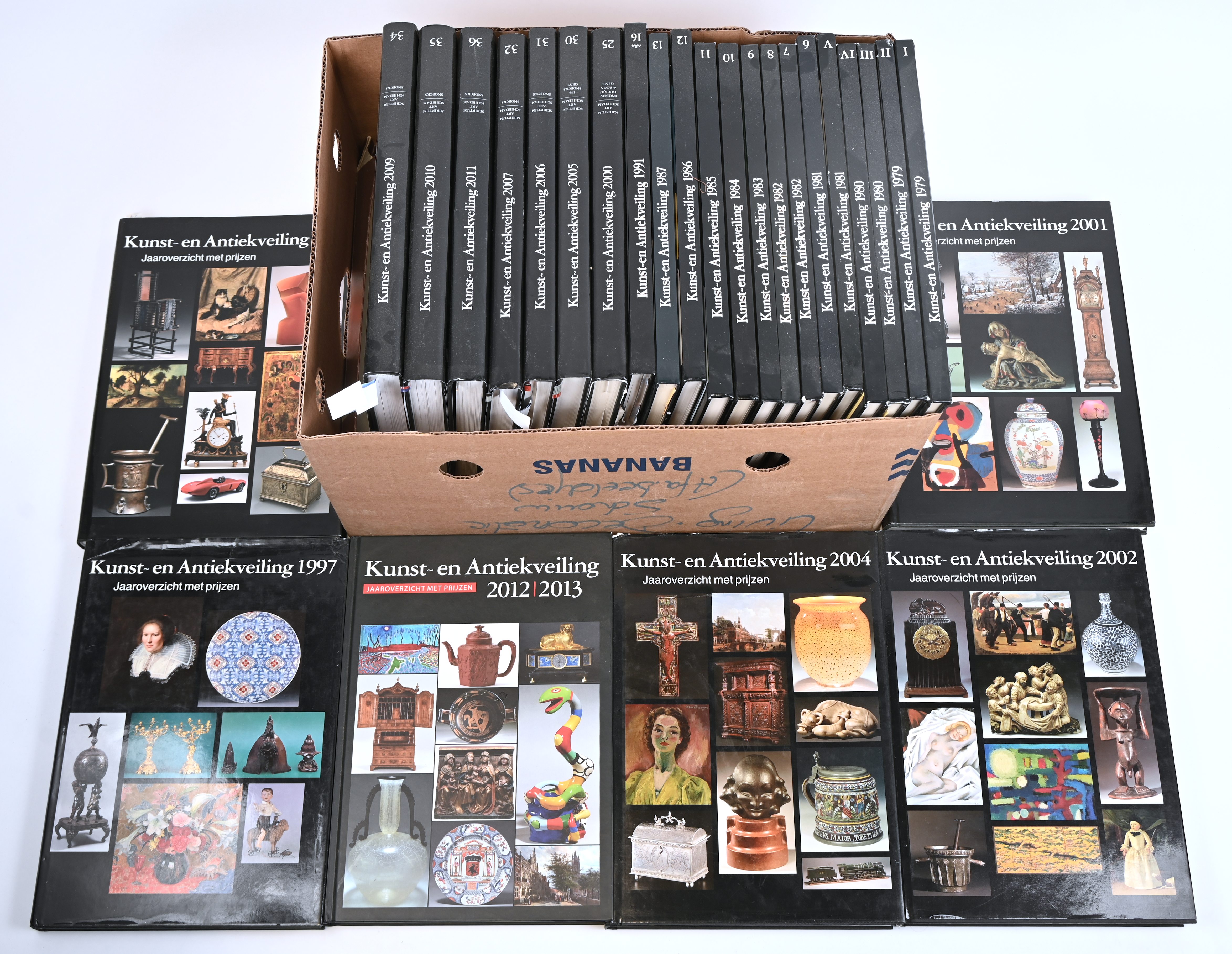 Een groot lot jaaroverzichten van kunst en antiekveilingen, met prijzen. 1979 tot 2013, geen complete reeks Een groot lot jaaroverzichten van kunst en antiekveilingen, met prijzen. 1979 tot 2013, geen complete reeks.