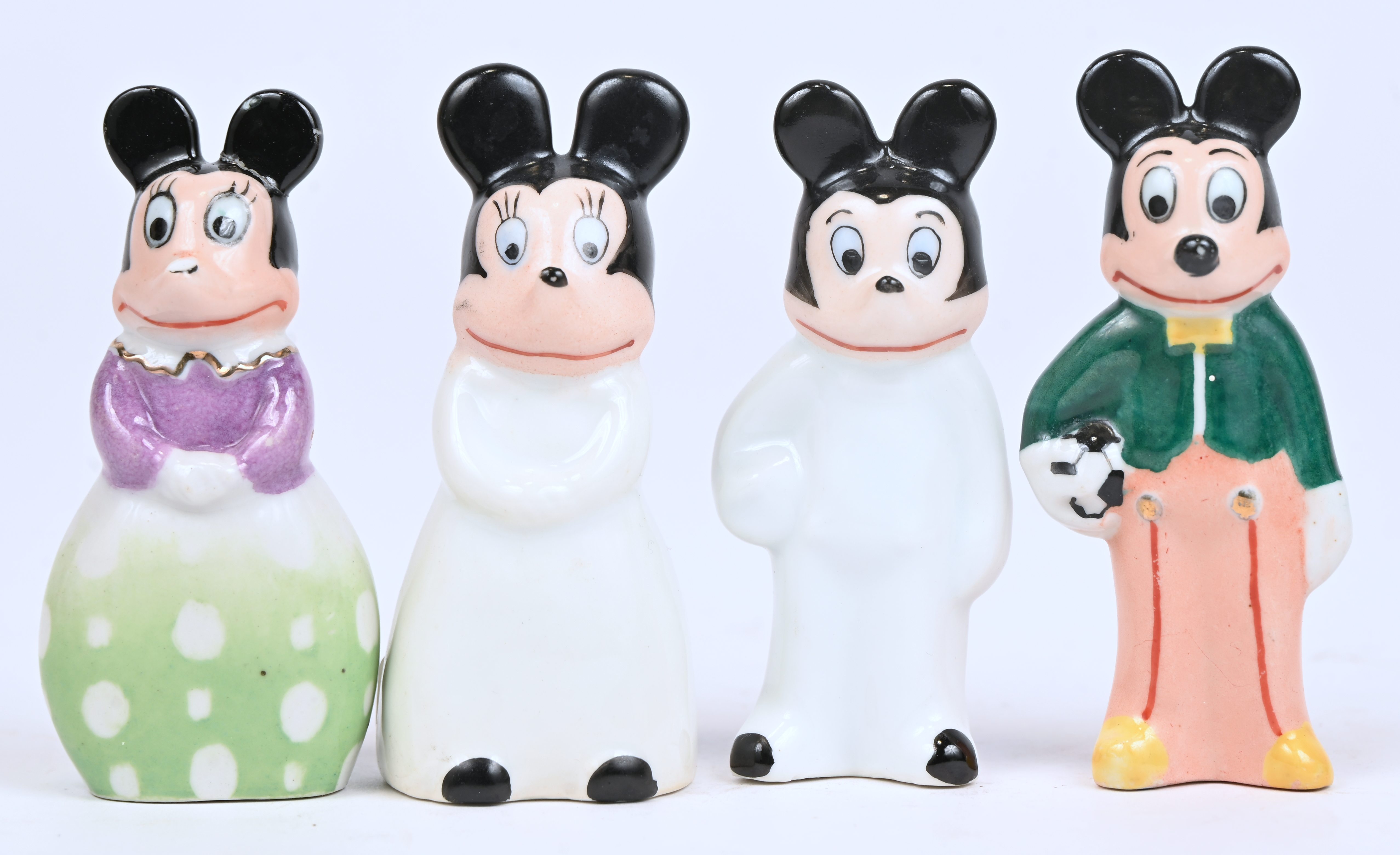 Vier porseleinen Mickey & Minnie beeldjes, onofficiële productie. Niet gemerkt. Eén beeldje heeft schade aan de neus Vier porseleinen Mickey & Minnie beeldjes, onofficiële productie. Niet gemerkt. Eén beeldje heeft schade aan de neus.