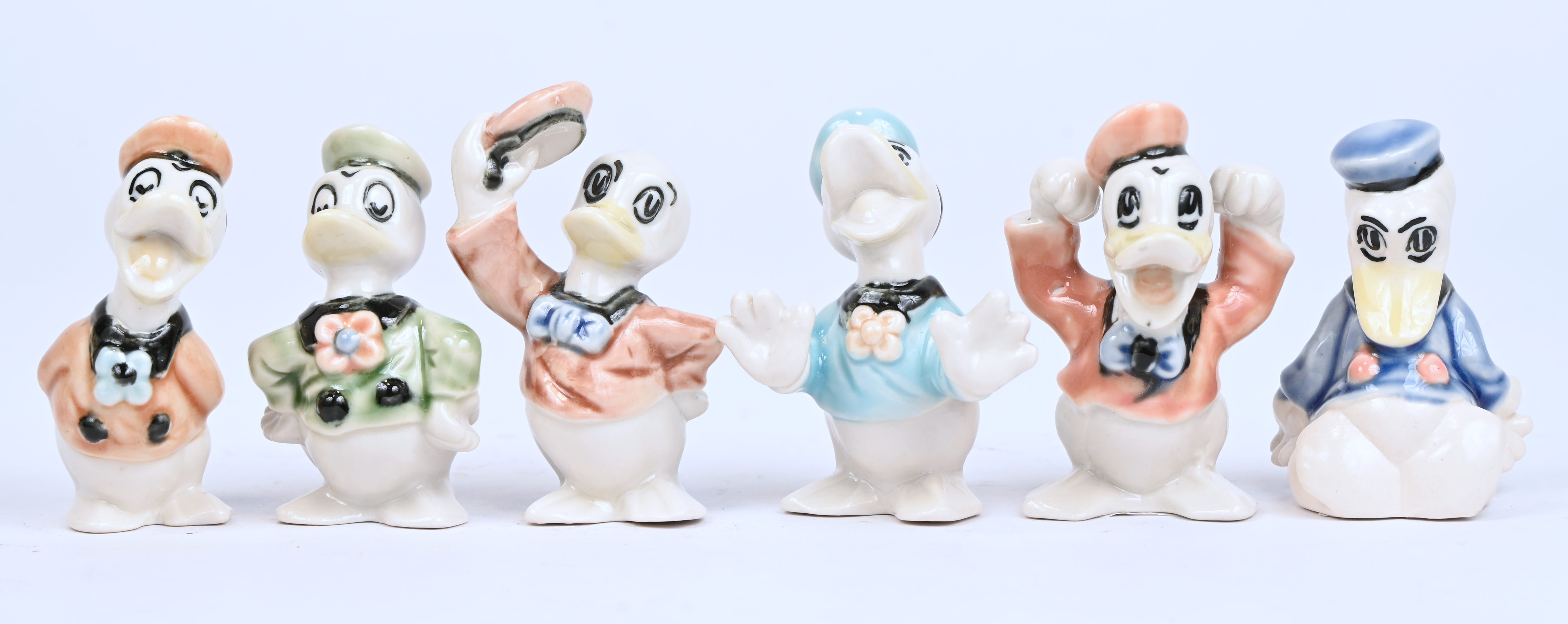 Zes porseleinen Donald Duck beeldjes, onofficiële productie. Niet gemerkt Zes porseleinen Donald Duck beeldjes, onofficiële productie. Niet gemerkt.