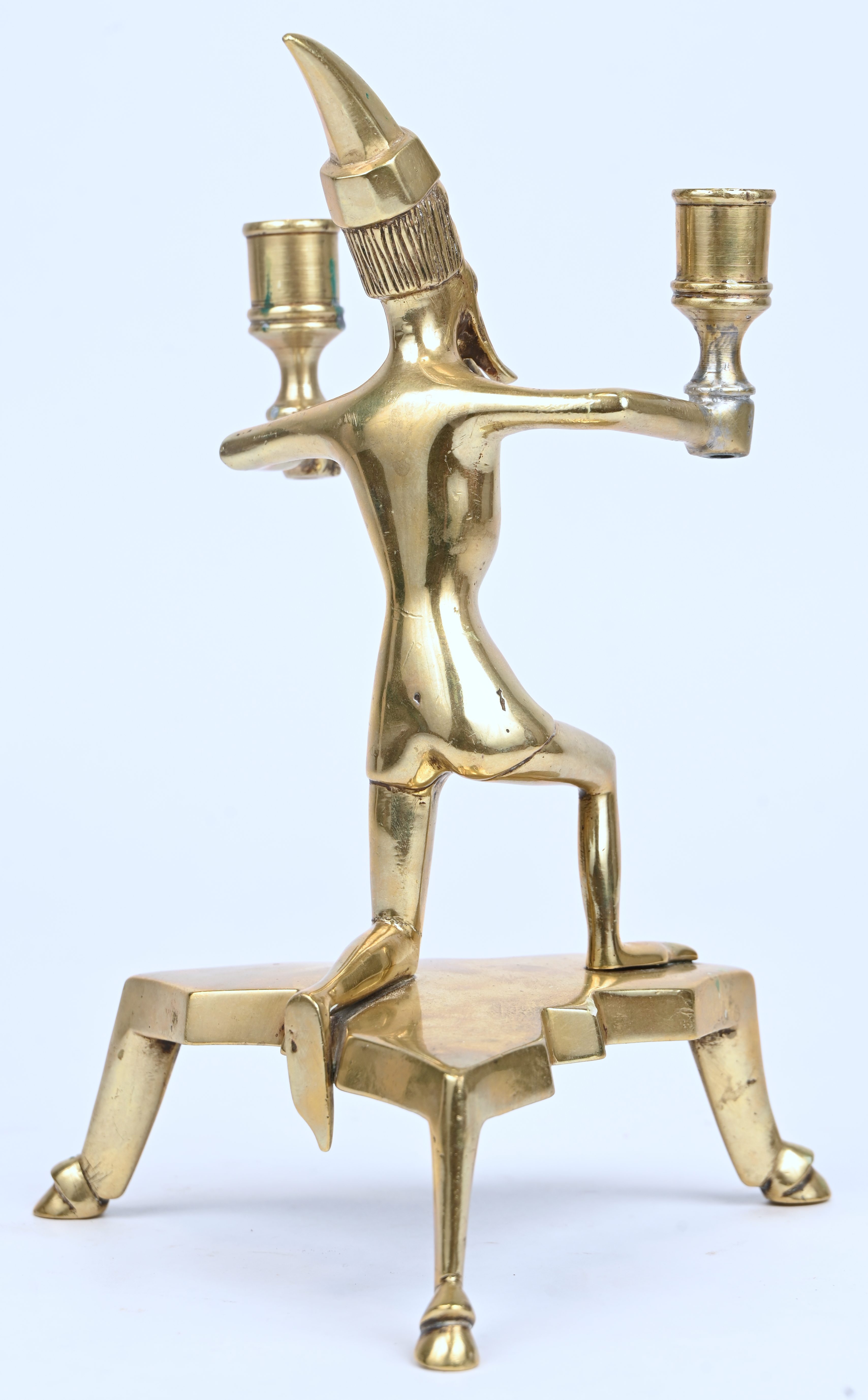 Een bronzen kandelaar in de vorm van een knielende man. Naar antiek voorbeeld Een bronzen kandelaar in de vorm van een knielende man. Naar antiek voorbeeld.