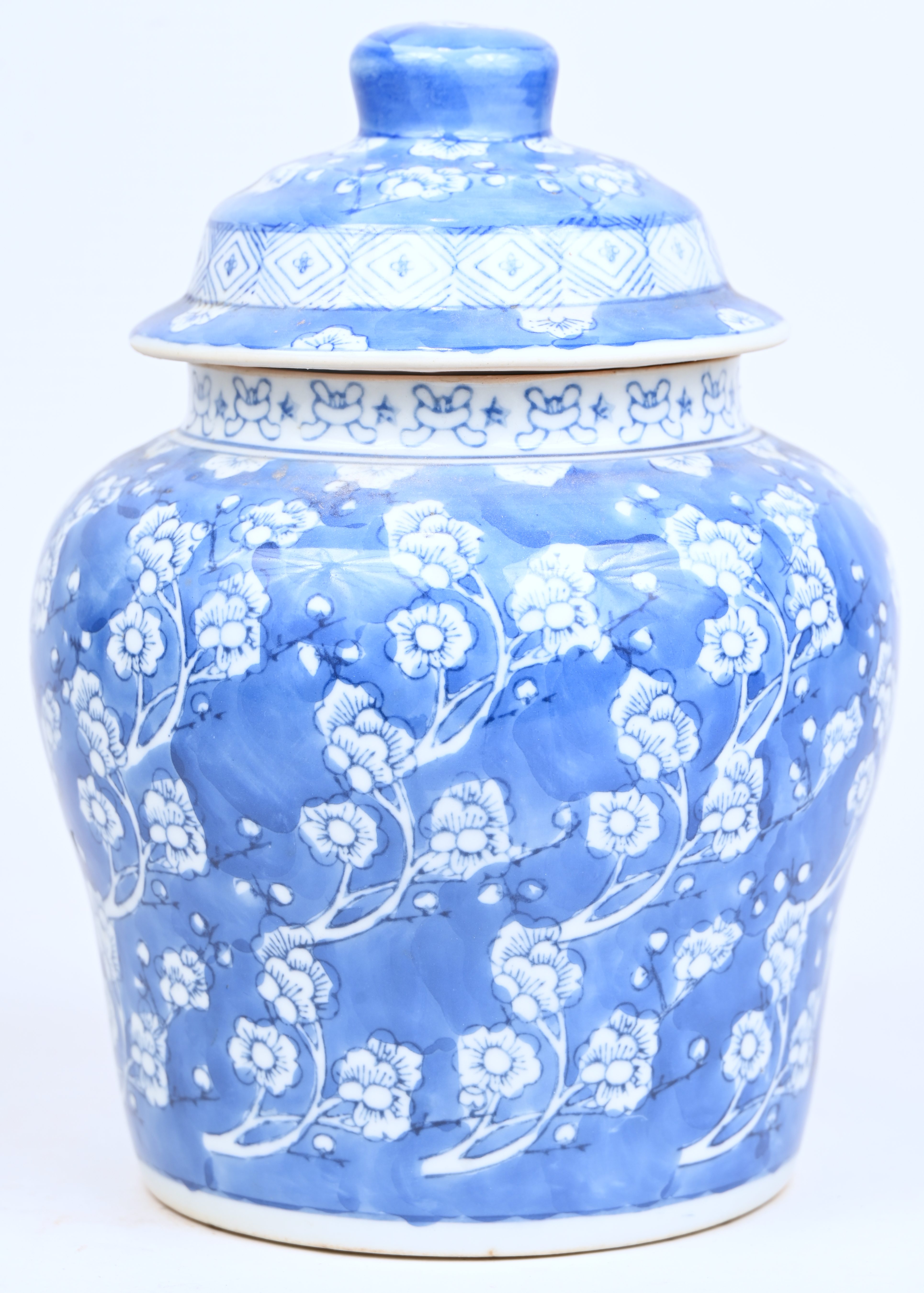 Een Chinese dekselvaas onderaan gemerkt Een Chinese dekselvaas onderaan gemerkt.