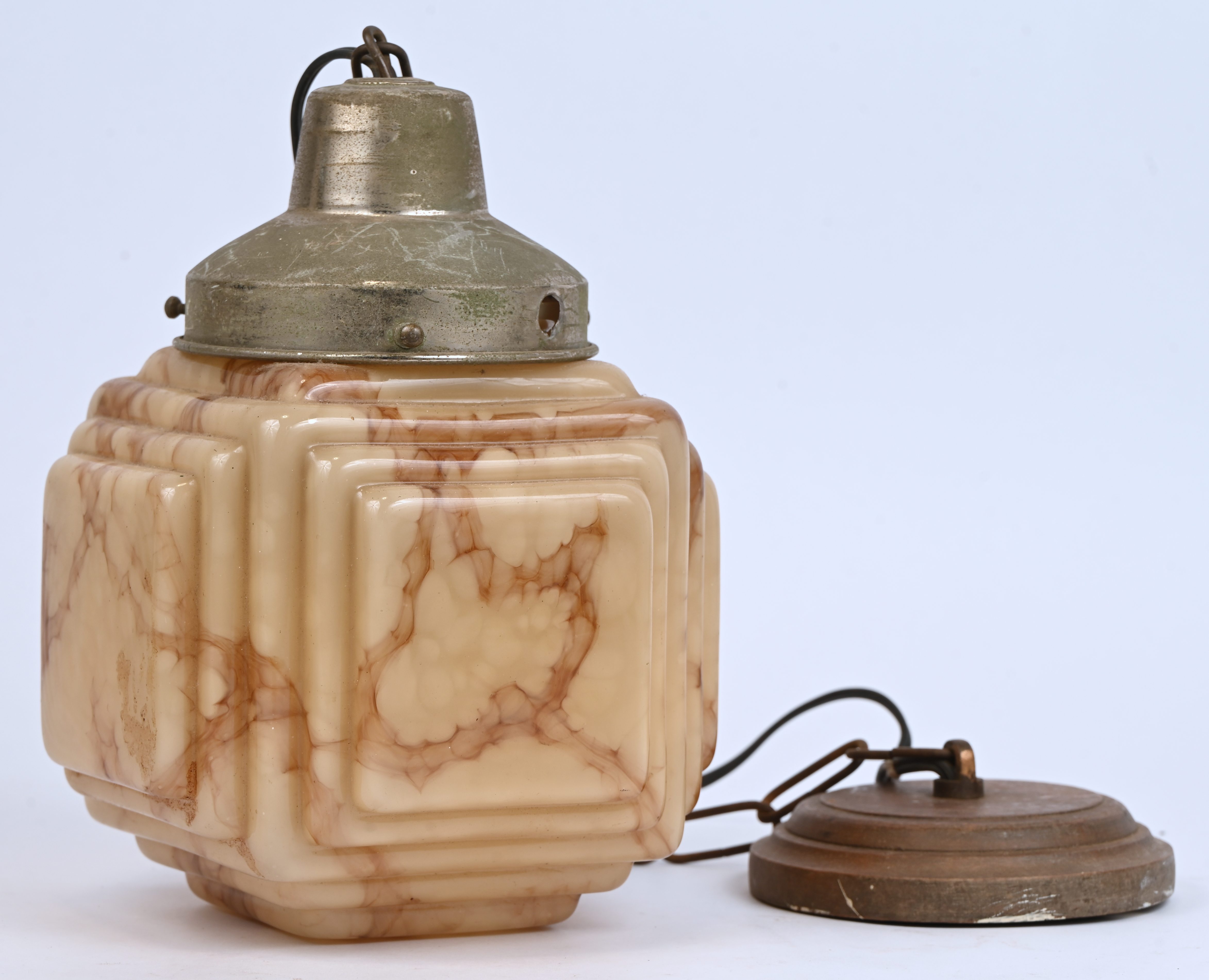 Een art deco hallamp van beige glas Een art deco hallamp van beige glas.