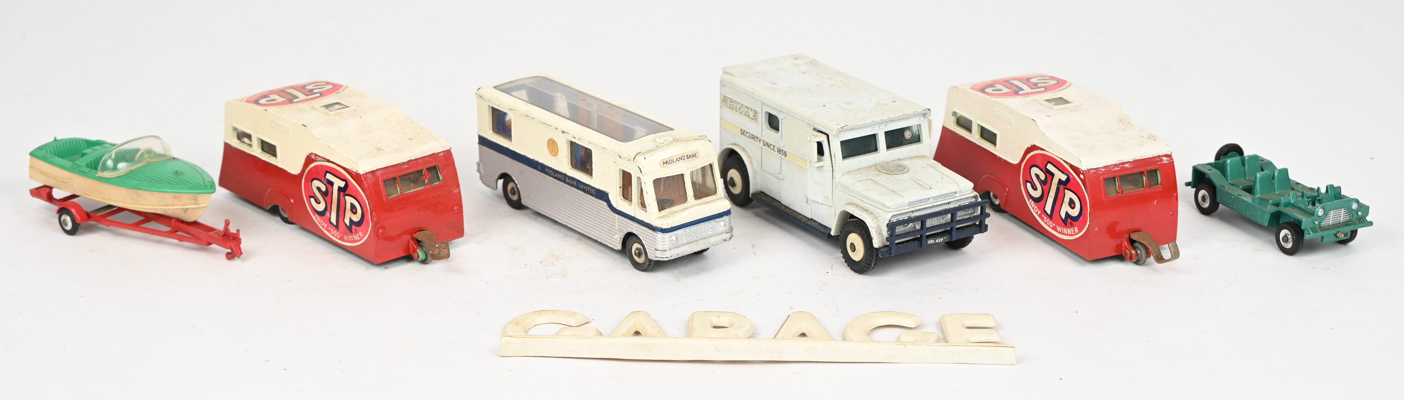 Een lot van 6 vintage die-cast auto’s en toebehoren: Brinks armoured car, Mobile Midland Bank, Austin Mini Moke (onvolledig), Healy sports boat met trailer, 2 x Four-Berth caravan en een plastic ‘Garage’ (merkloos) Een lot van 6 vintage die-cast auto’s en toebehoren: Brinks armoured car, Mobile Midland Bank, Austin Mini Moke (onvolledig), Healy sports boat met trailer, 2 x Four-Berth caravan en een plastic ‘Garage’ (merkloos).