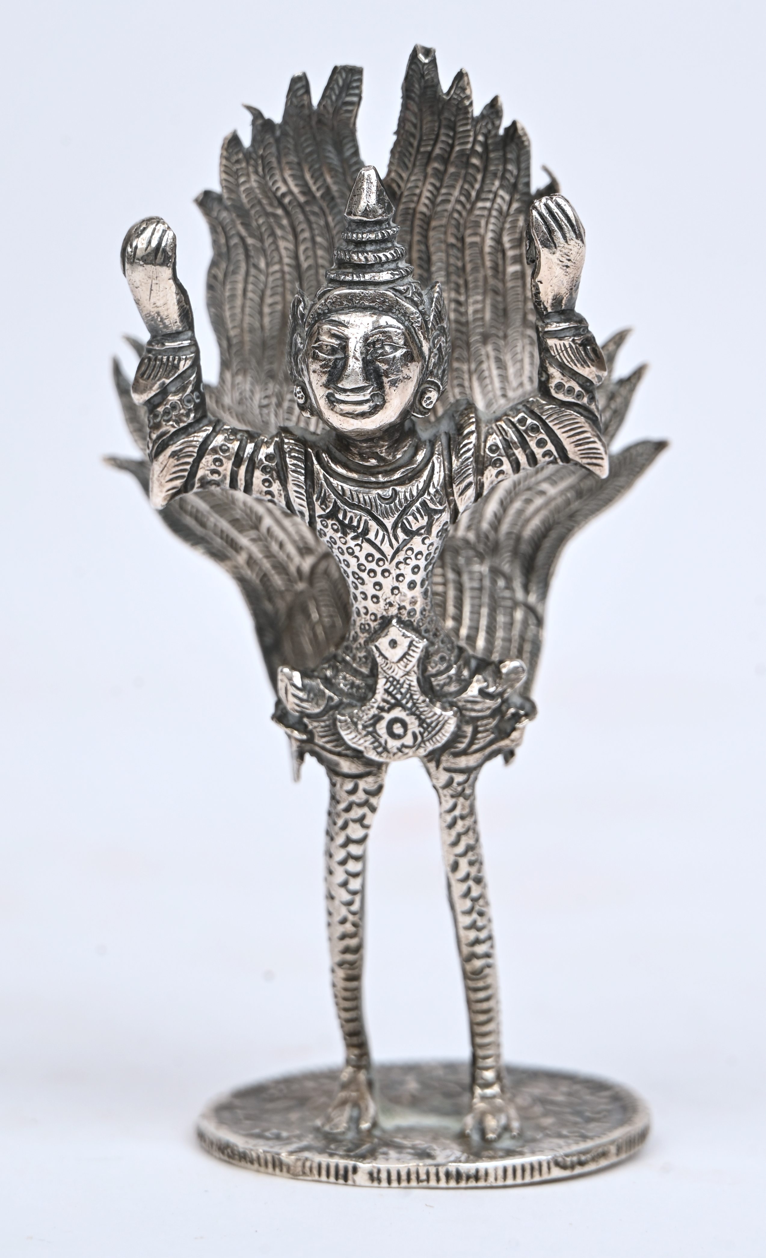 Een zilveren beeldje van Garuda, de vogelgod. Indisch werk. 55 g. AR54 Een zilveren beeldje van Garuda, de vogelgod. Indisch werk. 55 g. AR54.