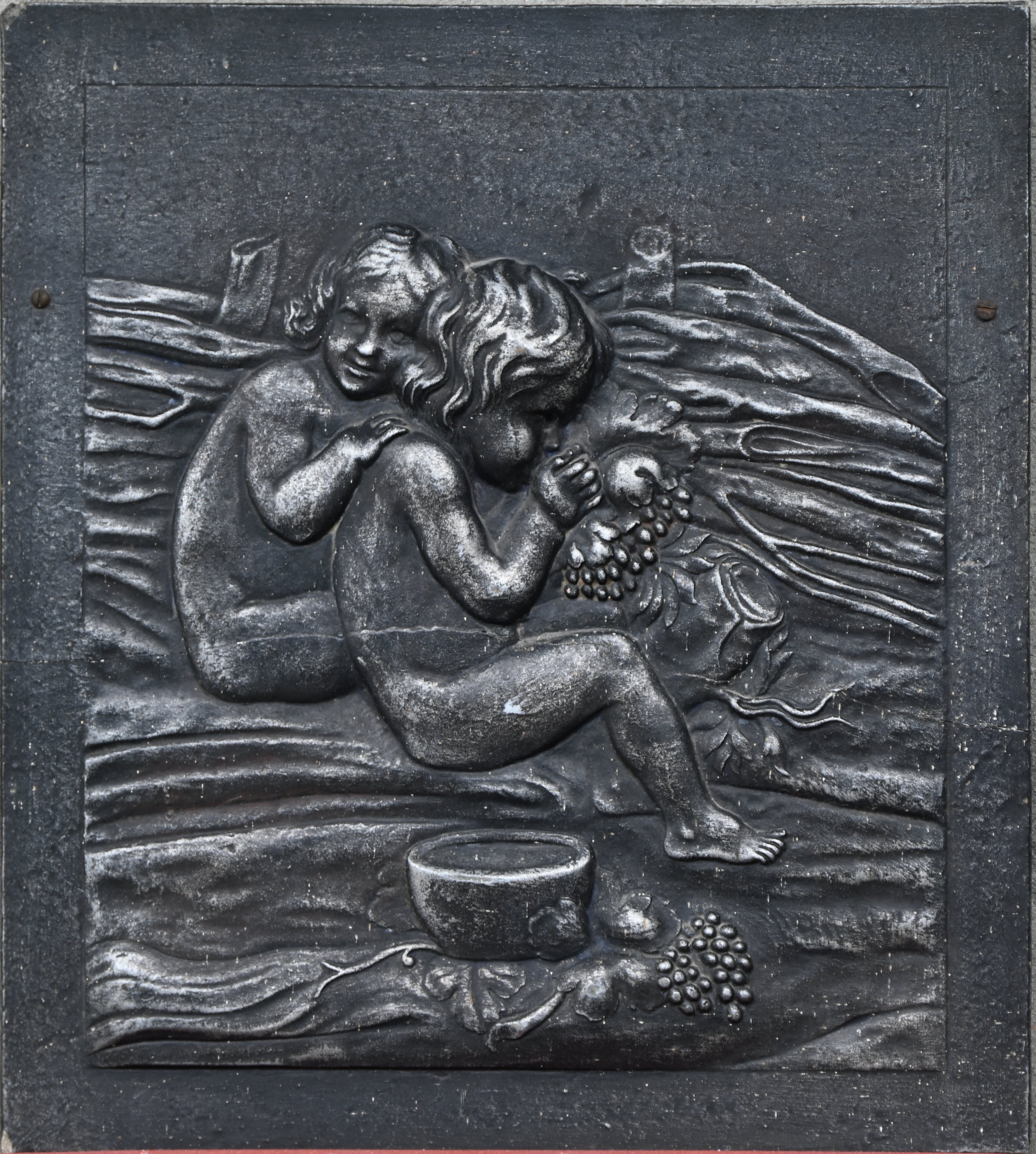 Een plaasteren bas-reliëf met 2 putti Een plaasteren bas-reliëf met 2 putti.