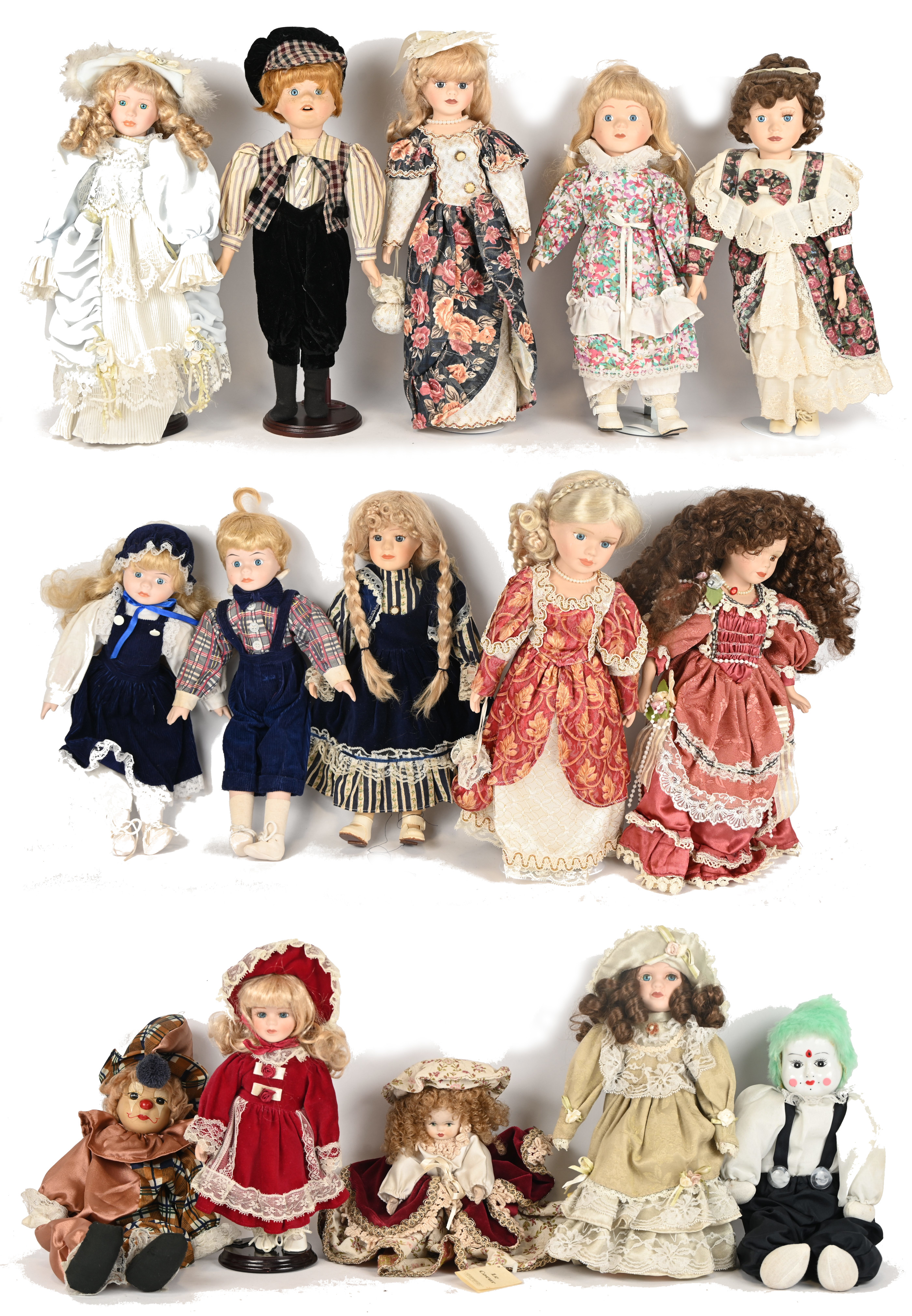 Een lot van 15 poppen met porseleinen hoofd, vierde kwart van de 20ste eeuw Een lot van 15 poppen met porseleinen hoofd, vierde kwart van de 20ste eeuw.