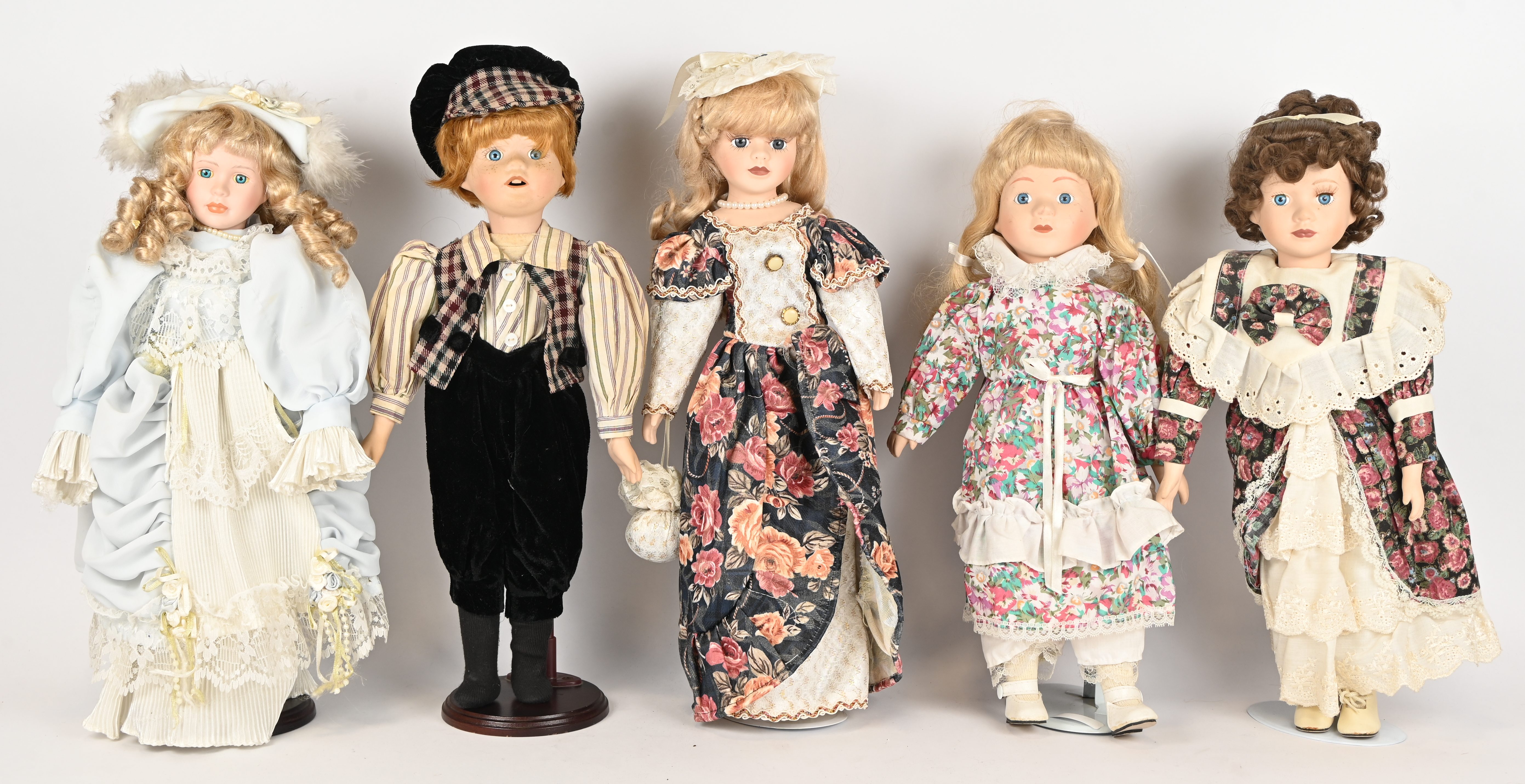 Een lot van 15 poppen met porseleinen hoofd, vierde kwart van de 20ste eeuw Een lot van 15 poppen met porseleinen hoofd, vierde kwart van de 20ste eeuw.