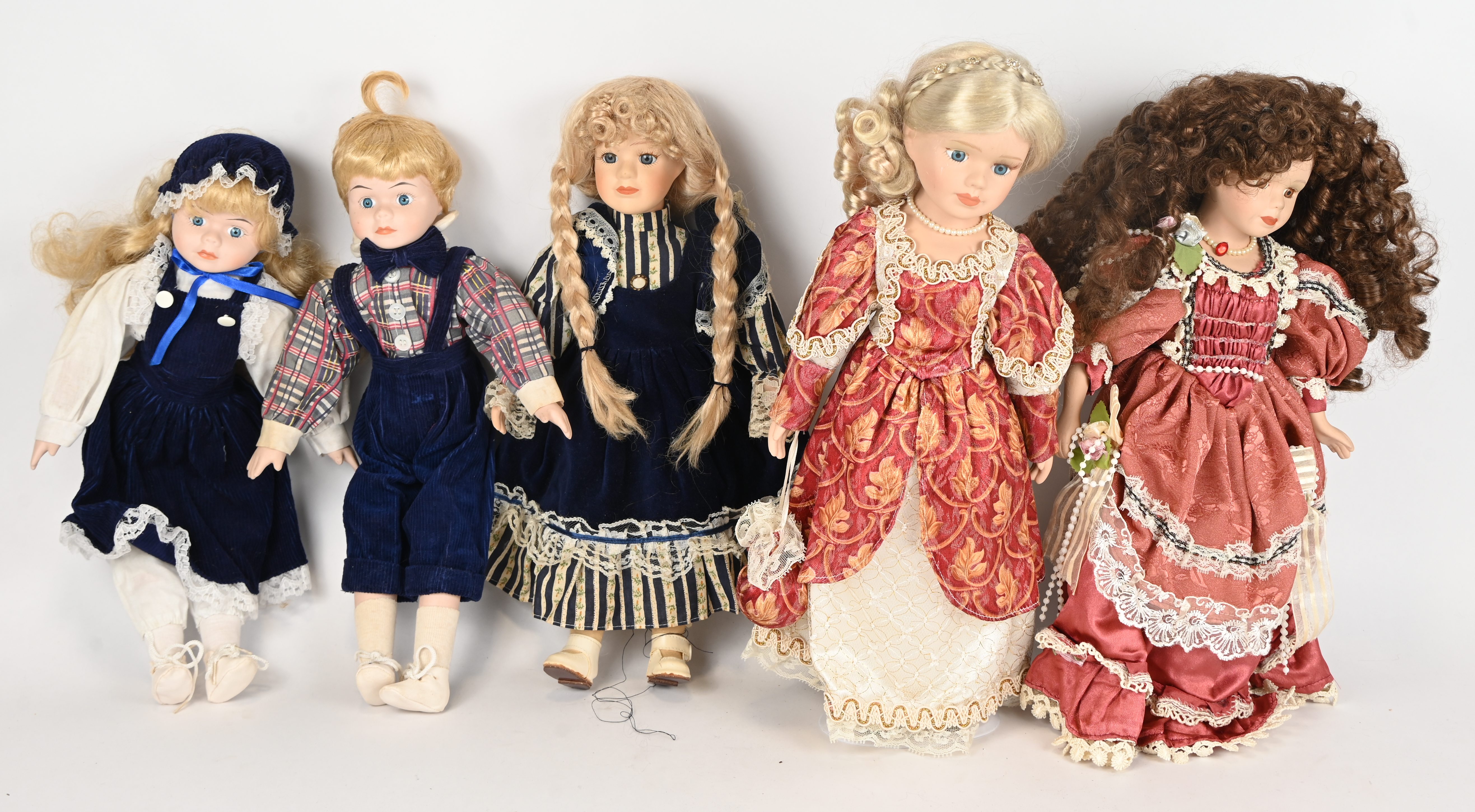 Een lot van 15 poppen met porseleinen hoofd, vierde kwart van de 20ste eeuw Een lot van 15 poppen met porseleinen hoofd, vierde kwart van de 20ste eeuw.