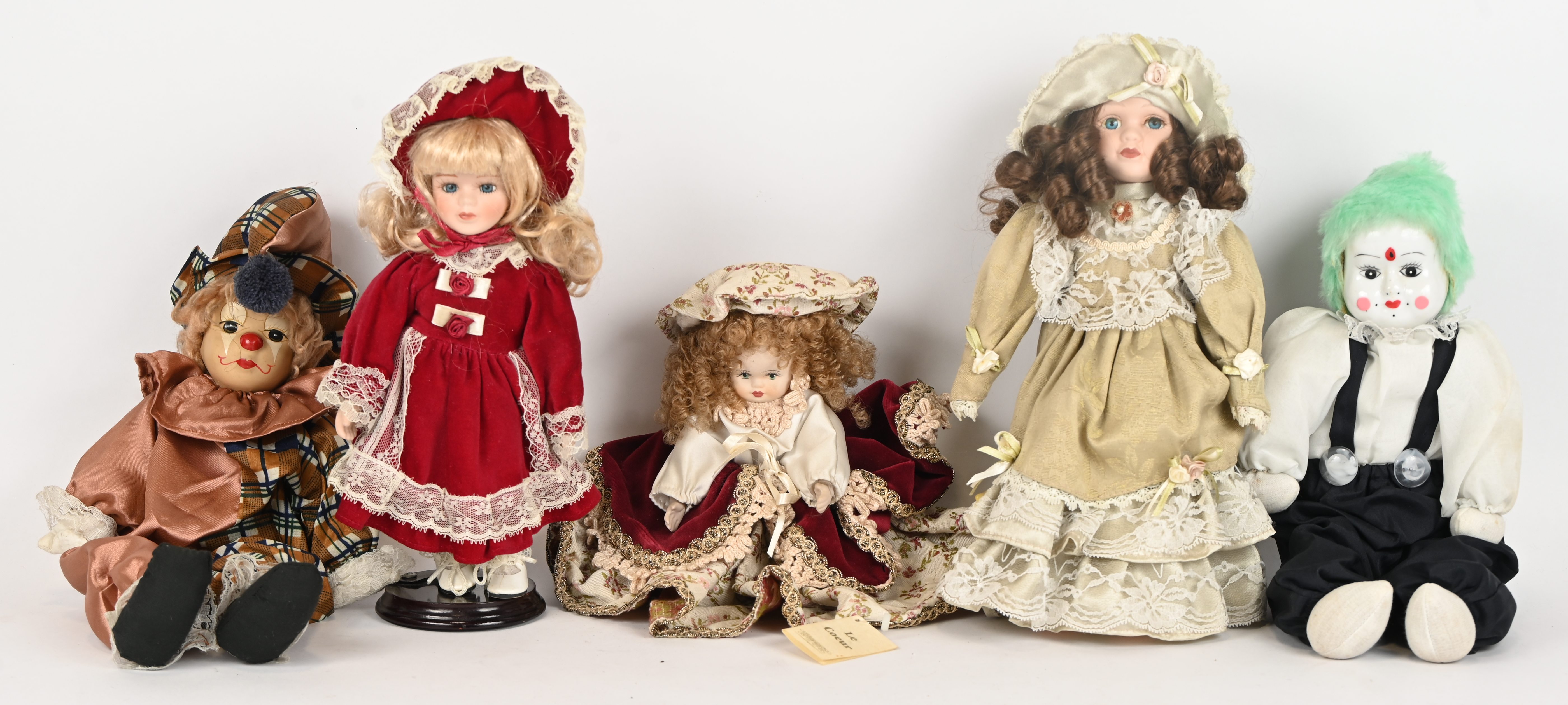 Een lot van 15 poppen met porseleinen hoofd, vierde kwart van de 20ste eeuw Een lot van 15 poppen met porseleinen hoofd, vierde kwart van de 20ste eeuw.