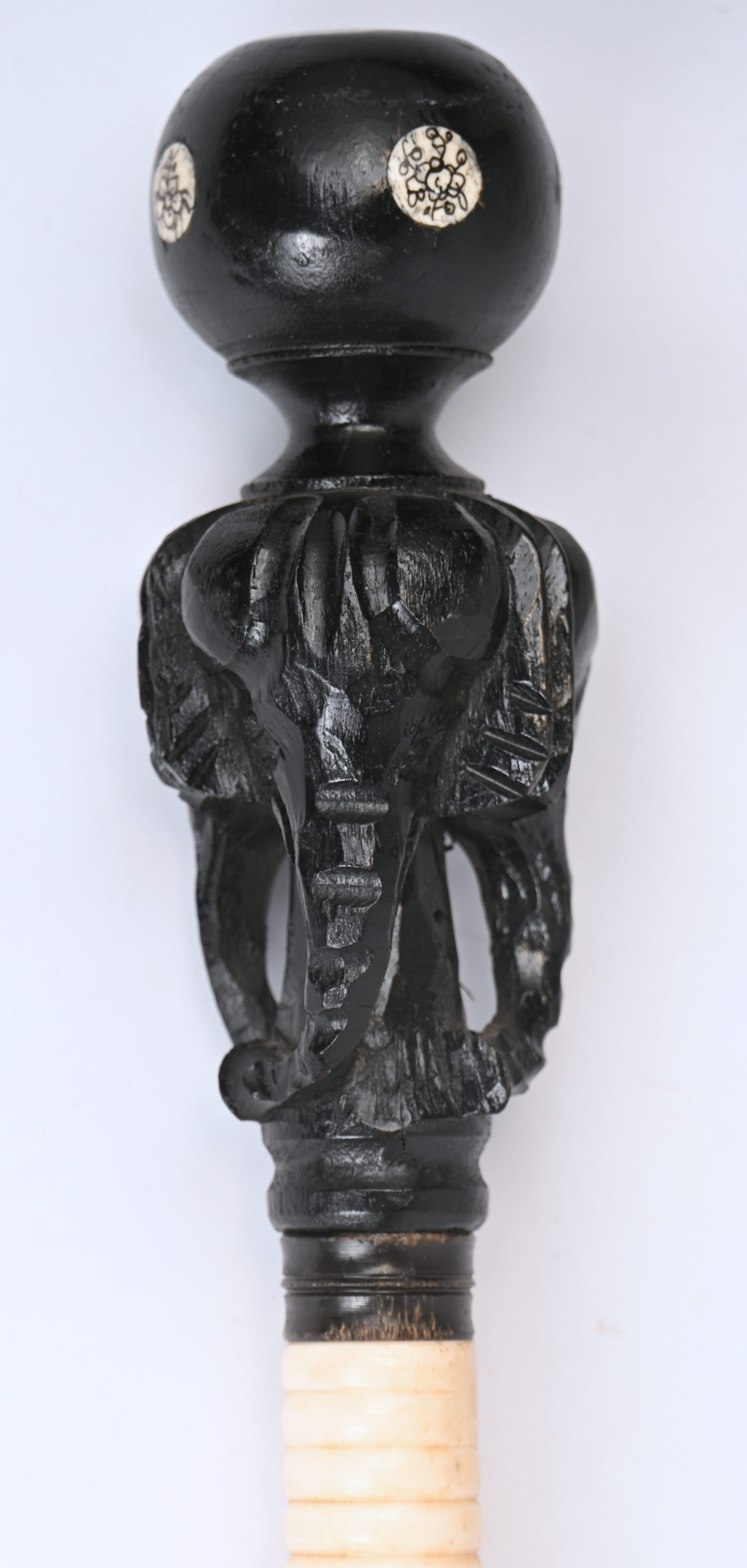 Een wandelstok in hout en been met Oosterse decoraties. Gebarsten net boven het midden Een wandelstok in hout en been met Oosterse decoraties. Gebarsten net boven het midden.