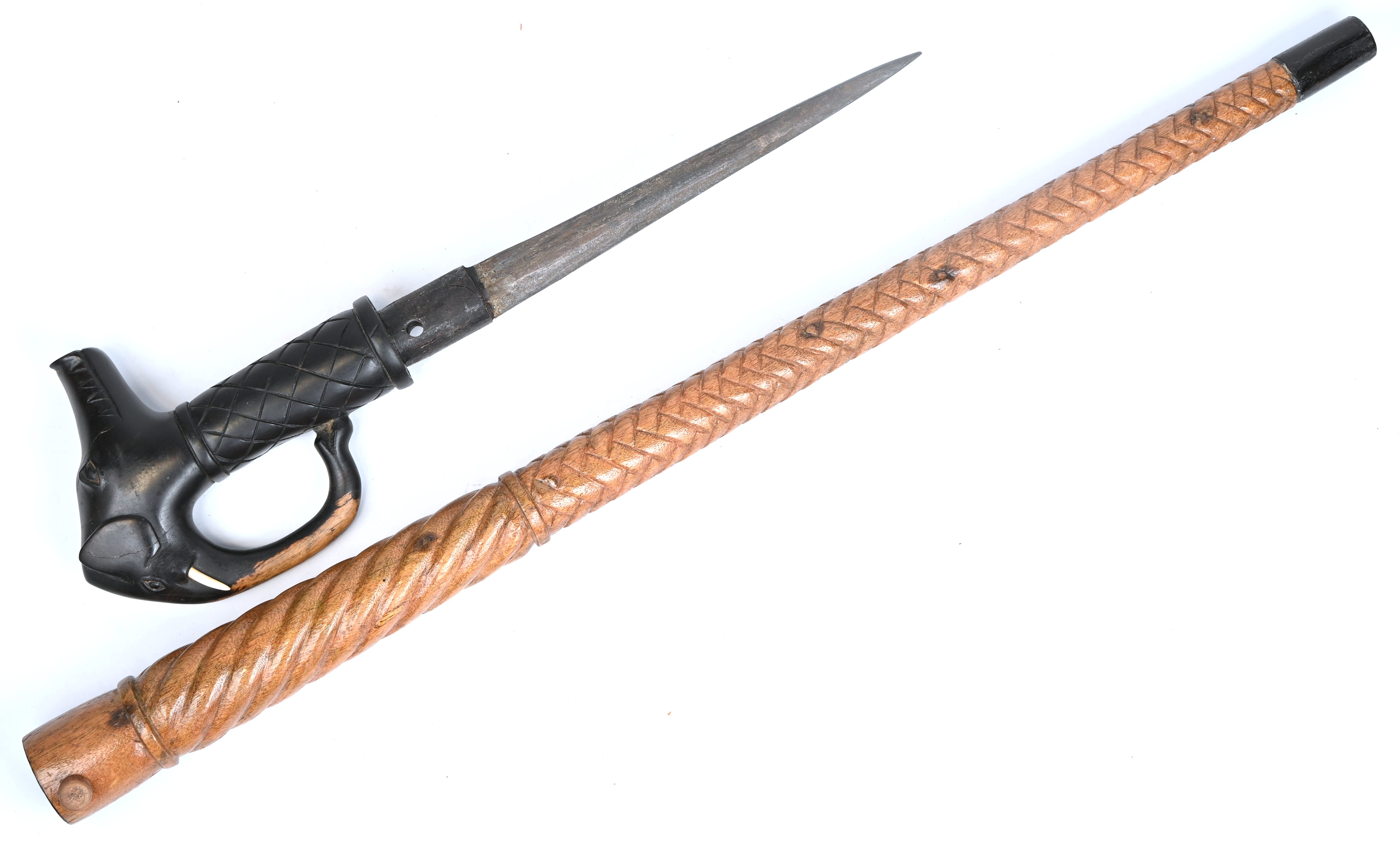 Een Afrikaanse ceremoniele staf/wandelstok met verborgen dolk Een Afrikaanse ceremoniele staf/wandelstok met verborgen dolk.