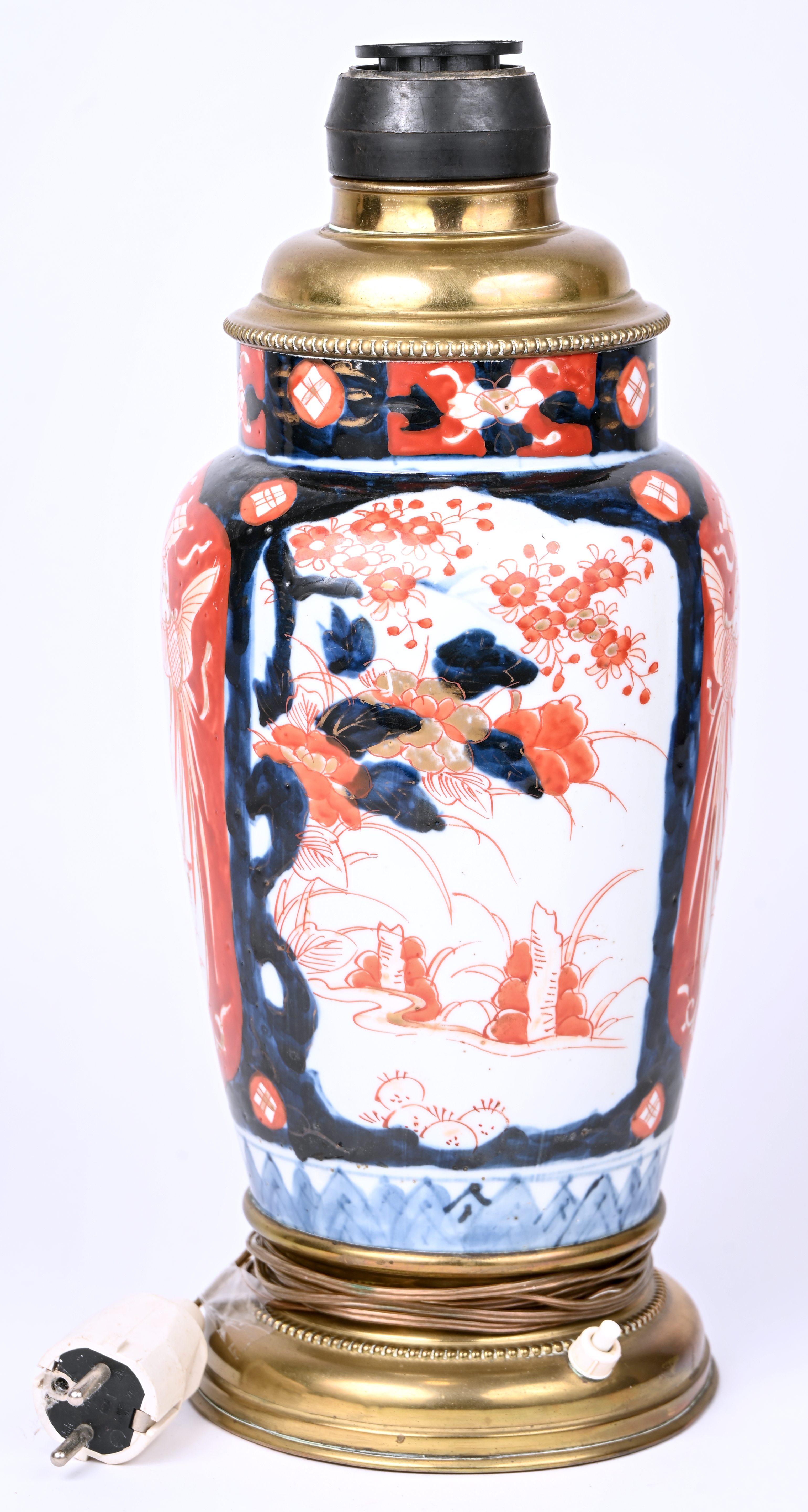 Een tafellamp gemaakt van een Imari vaas Een tafellamp gemaakt van een Imari vaas.