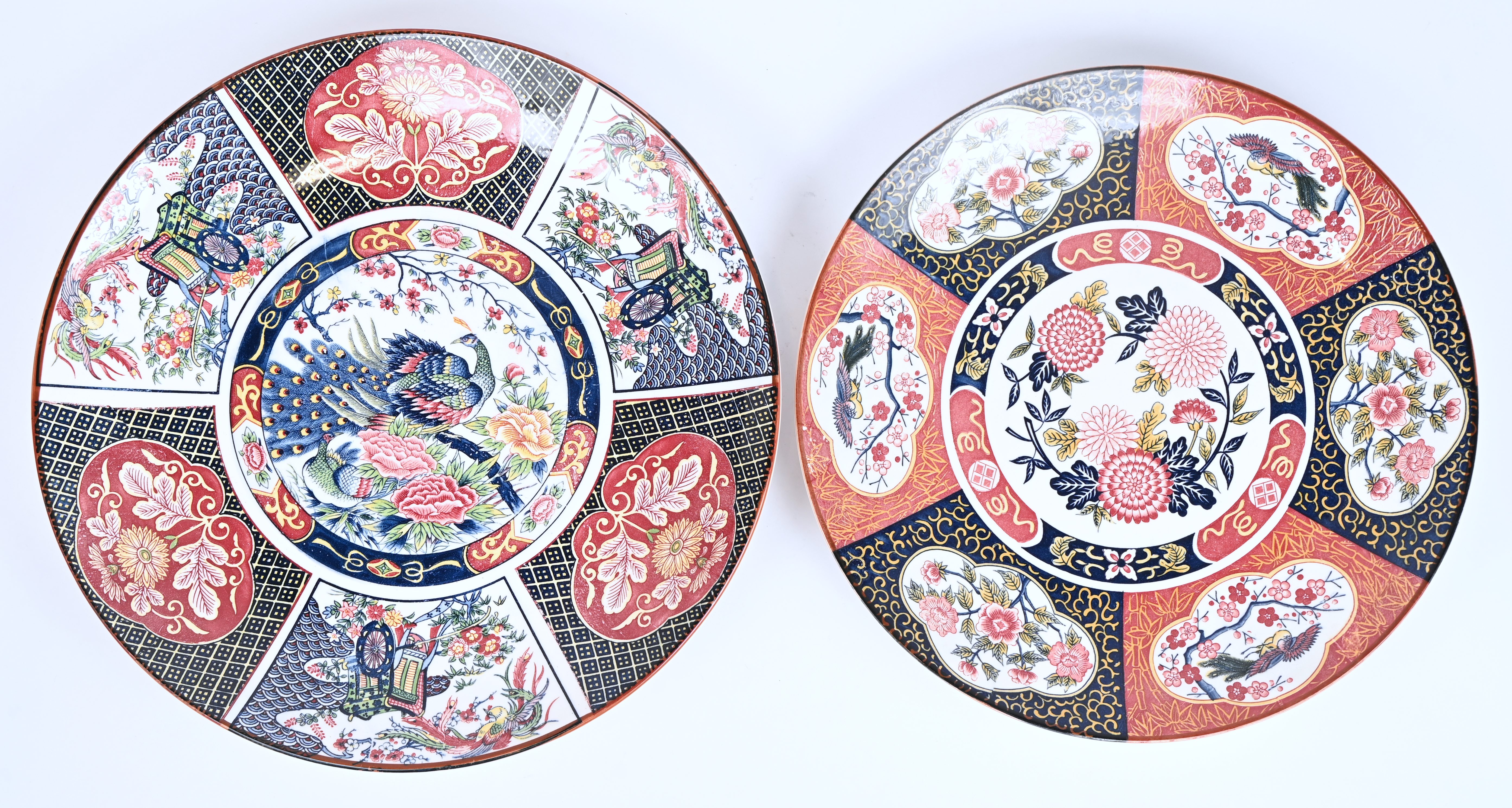 Twee grote schotels van polychroom porselein met ecor naar Imari voorbeeld.. Met een Arabisch merk en “China” Twee grote schotels van polychroom porselein met ecor naar Imari voorbeeld.. Met een Arabisch merk en “China”.