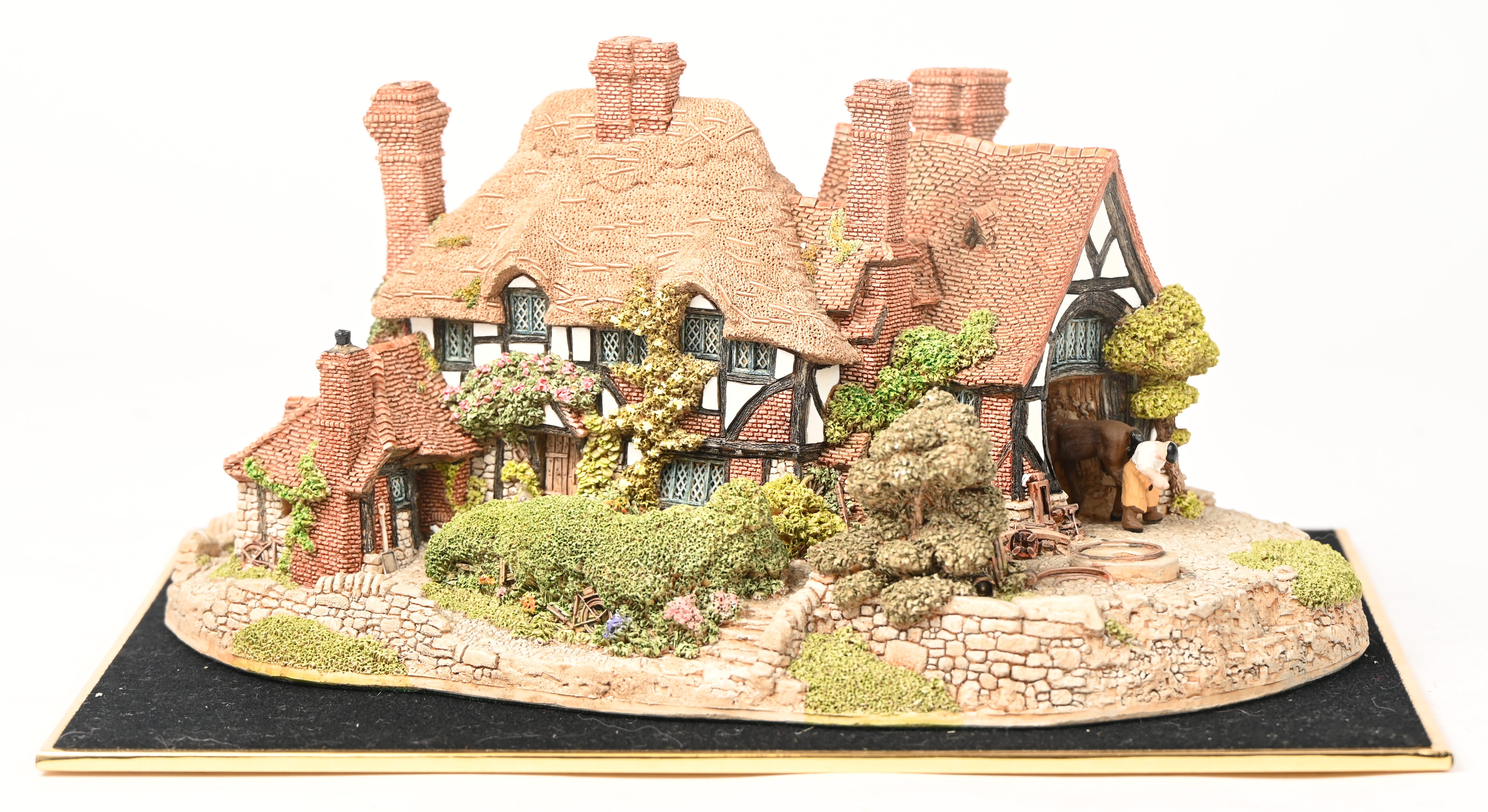 ‘Oakwood Smithy’, een ‘Lilliput Lane’ huisje. In OVP, met attest ‘Oakwood Smithy’, een ‘Lilliput Lane’ huisje. In OVP, met attest.