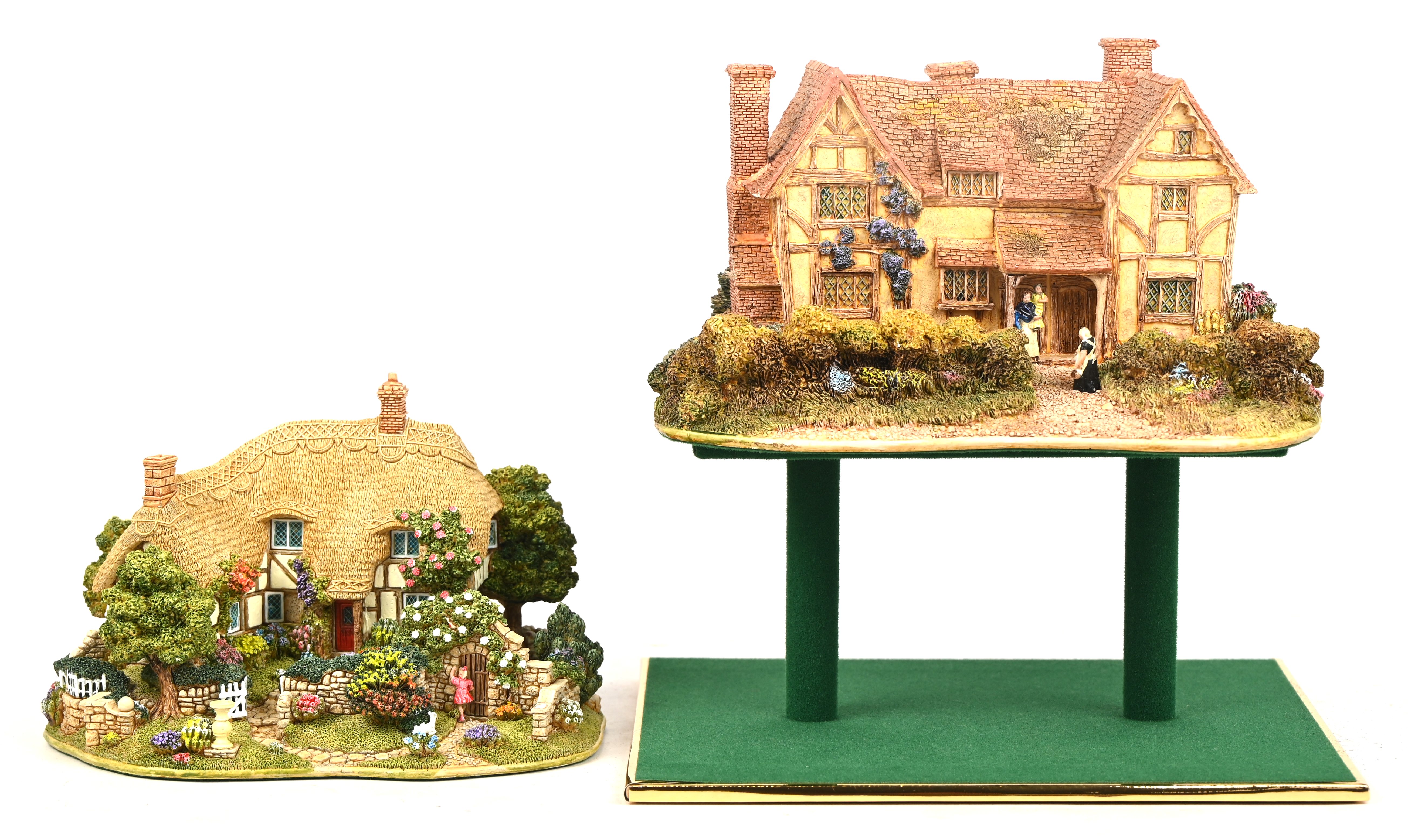 Twee ‘Lilliput Lane’ huisjes. In OVP, met attest. ‘The Enchanted Garden’ & ‘Chalfont St. Giles’ Twee ‘Lilliput Lane’ huisjes. In OVP, met attest. ‘The Enchanted Garden’ & ‘Chalfont St. Giles’.