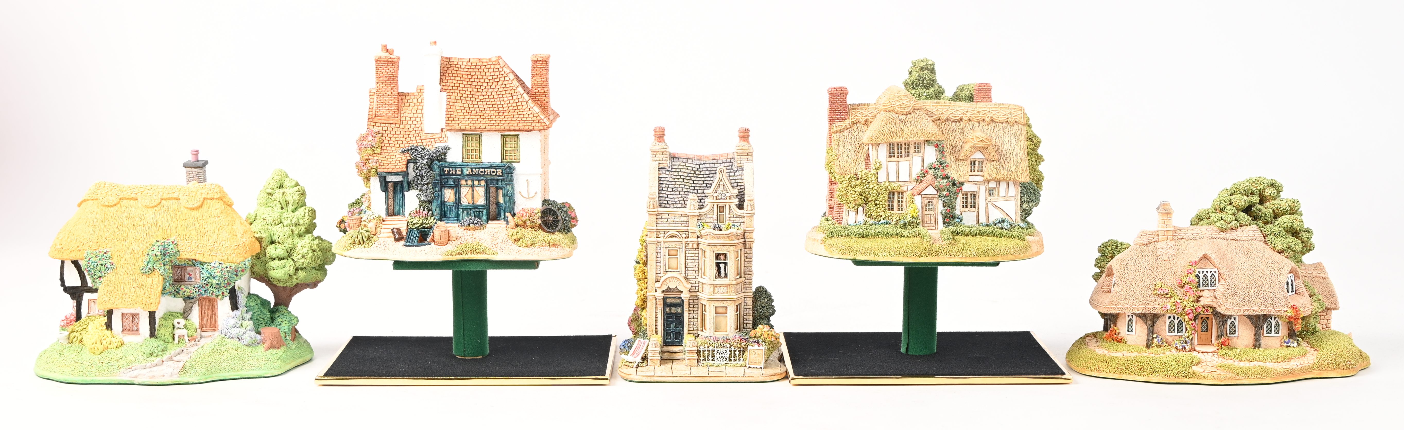 Vijf ‘Lilliput Lane’ huisjes. In OVP, de meeste met attest. ‘Rosy Rafters’, ‘The Anchor’, ‘Camomille Lawn’, ‘Seavieuw’ & ‘Rustic Root House’ Vijf ‘Lilliput Lane’ huisjes. In OVP, de meeste met attest. ‘Rosy Rafters’, ‘The Anchor’, ‘Camomille Lawn’, ‘Seavieuw’ & ‘Rustic Root House’.