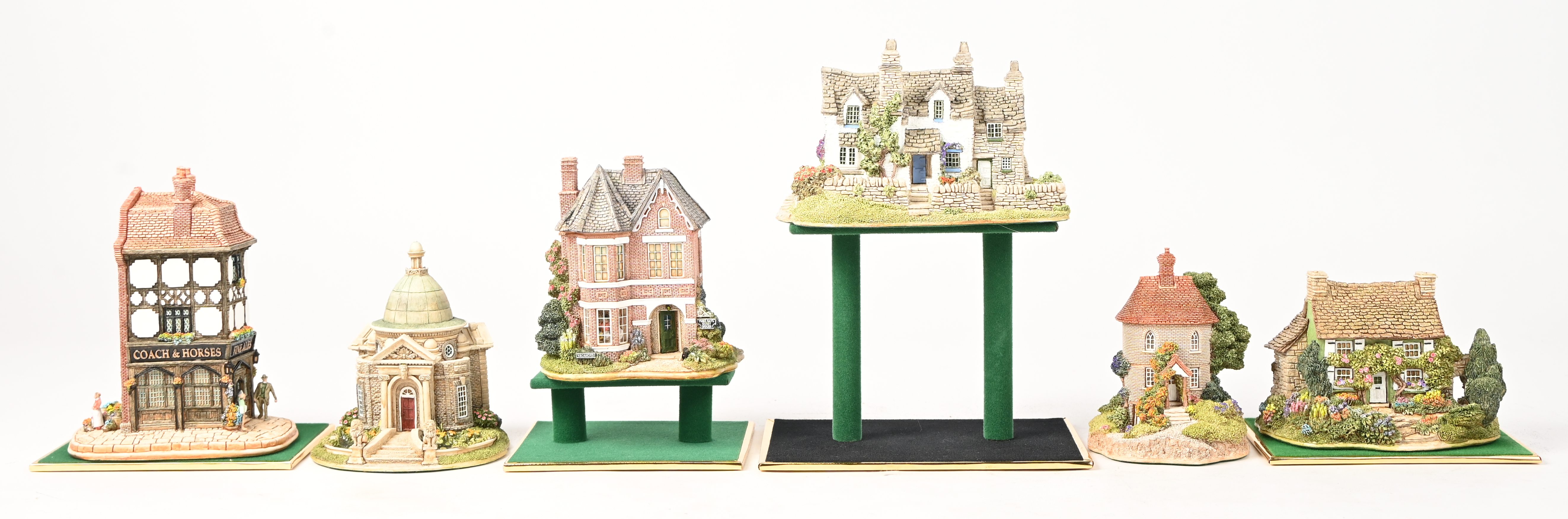 Zes ‘Lilliput Lane’ huisjes. In OVP, de meeste met attest. ‘Tea Caddy Cottage’, ‘Mosswood’, ‘The Lion House’, ‘Puffin Row’, ‘The Coach & Horses’ & ‘York Gate’ Zes ‘Lilliput Lane’ huisjes. In OVP, de meeste met attest. ‘Tea Caddy Cottage’, ‘Mosswood’, ‘The Lion House’, ‘Puffin Row’, ‘The Coach & Horses’ & ‘York Gate’.