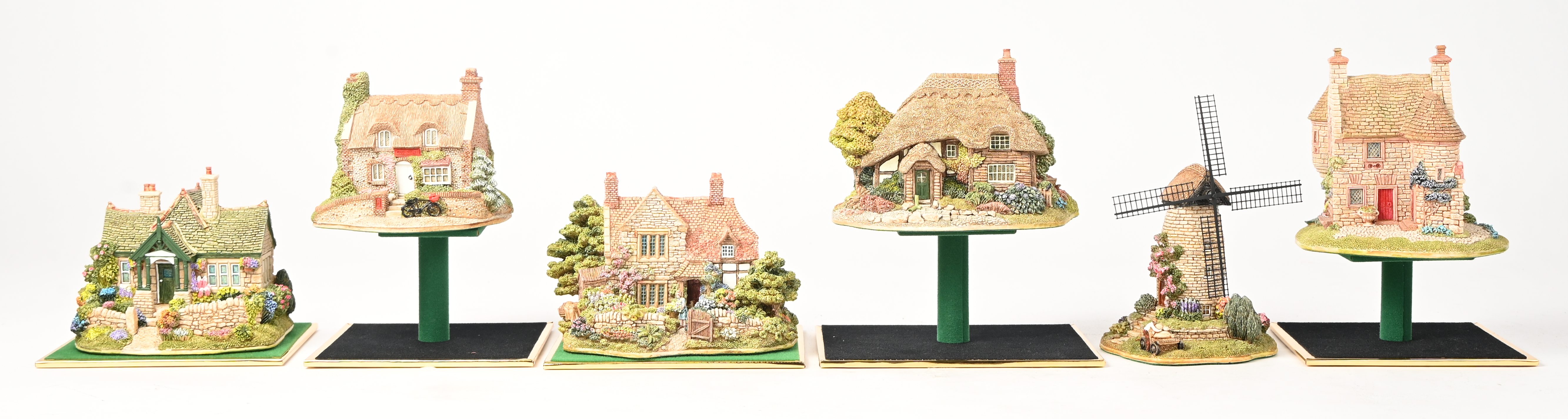 Zes ‘Lilliput Lane’ huisjes. In OVP, de meeste met attest. ‘The Hideaway’, ‘The Robbins’, ‘The Windmill’, ‘Mrs. Pinkerton’s Post Office’, ‘Edzell Summer House’ & ‘The Rustlings’ Zes ‘Lilliput Lane’ huisjes. In OVP, de meeste met attest. ‘The Hideaway’, ‘The Robbins’, ‘The Windmill’, ‘Mrs. Pinkerton’s Post Office’, ‘Edzell Summer House’ & ‘The Rustlings’.
