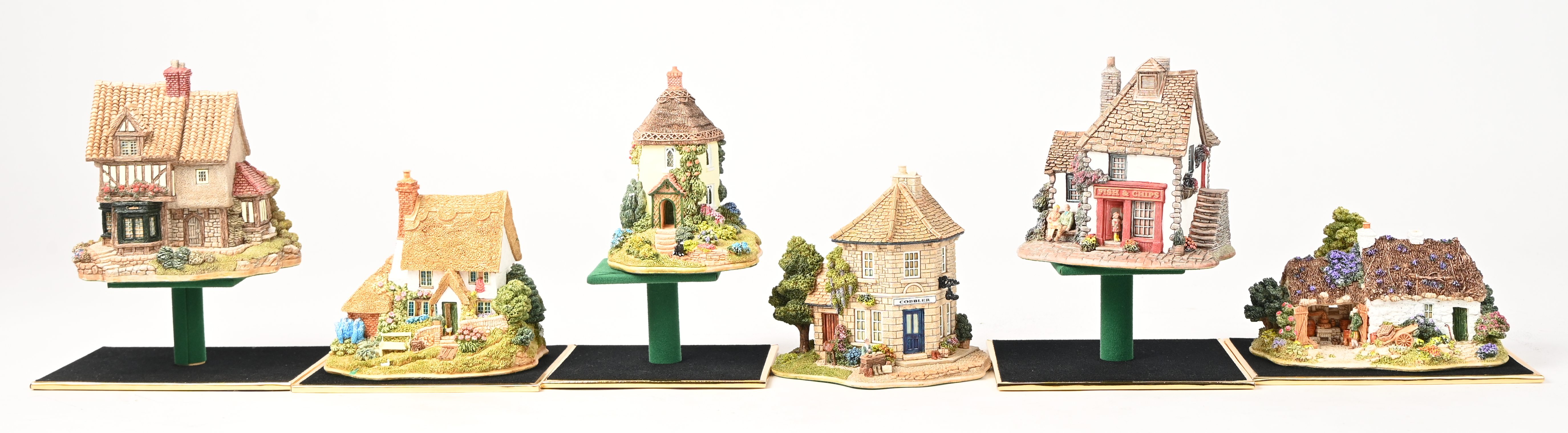 Zes ‘Lilliput Lane’ huisjes. In OVP, de meeste met attest. ‘Scotch Mist’, ‘Buckle my Shoe’, ‘Honeypot Cottage’, ‘Fry Days’, ‘Puddle Duck’ & ‘Micklegate Antiques’ Zes ‘Lilliput Lane’ huisjes. In OVP, de meeste met attest. ‘Scotch Mist’, ‘Buckle my Shoe’, ‘Honeypot Cottage’, ‘Fry Days’, ‘Puddle Duck’ & ‘Micklegate Antiques’.
