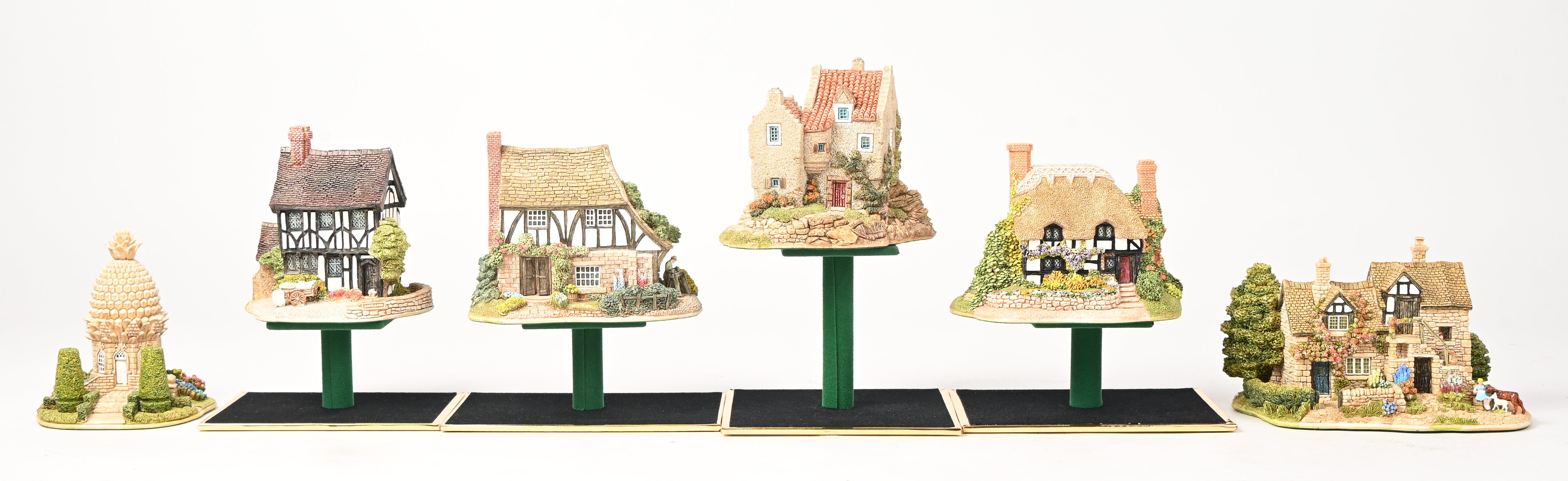 Zes ‘Lilliput Lane’ huisjes. In OVP, de meeste met attest. ‘Cowslip Cottage’, ‘Culross House’, ‘The Pineapple House’, ‘Marigold Meadow’, ‘The Spindles’ & ‘Lace Lane’ Zes ‘Lilliput Lane’ huisjes. In OVP, de meeste met attest. ‘Cowslip Cottage’, ‘Culross House’, ‘The Pineapple House’, ‘Marigold Meadow’, ‘The Spindles’ & ‘Lace Lane’.